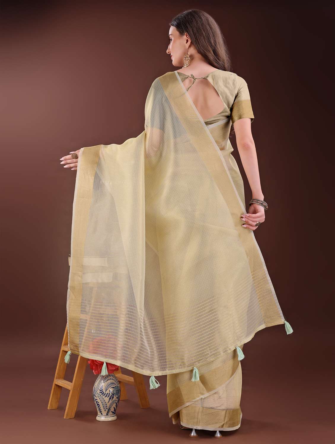 women checkered bordered saree with blouse - 21969874 -  Standard Image - 3