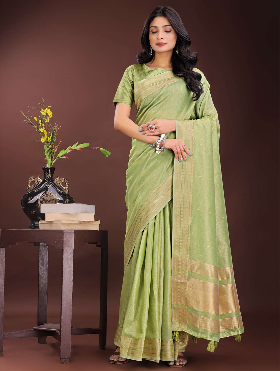 women self design bordered saree with blouse