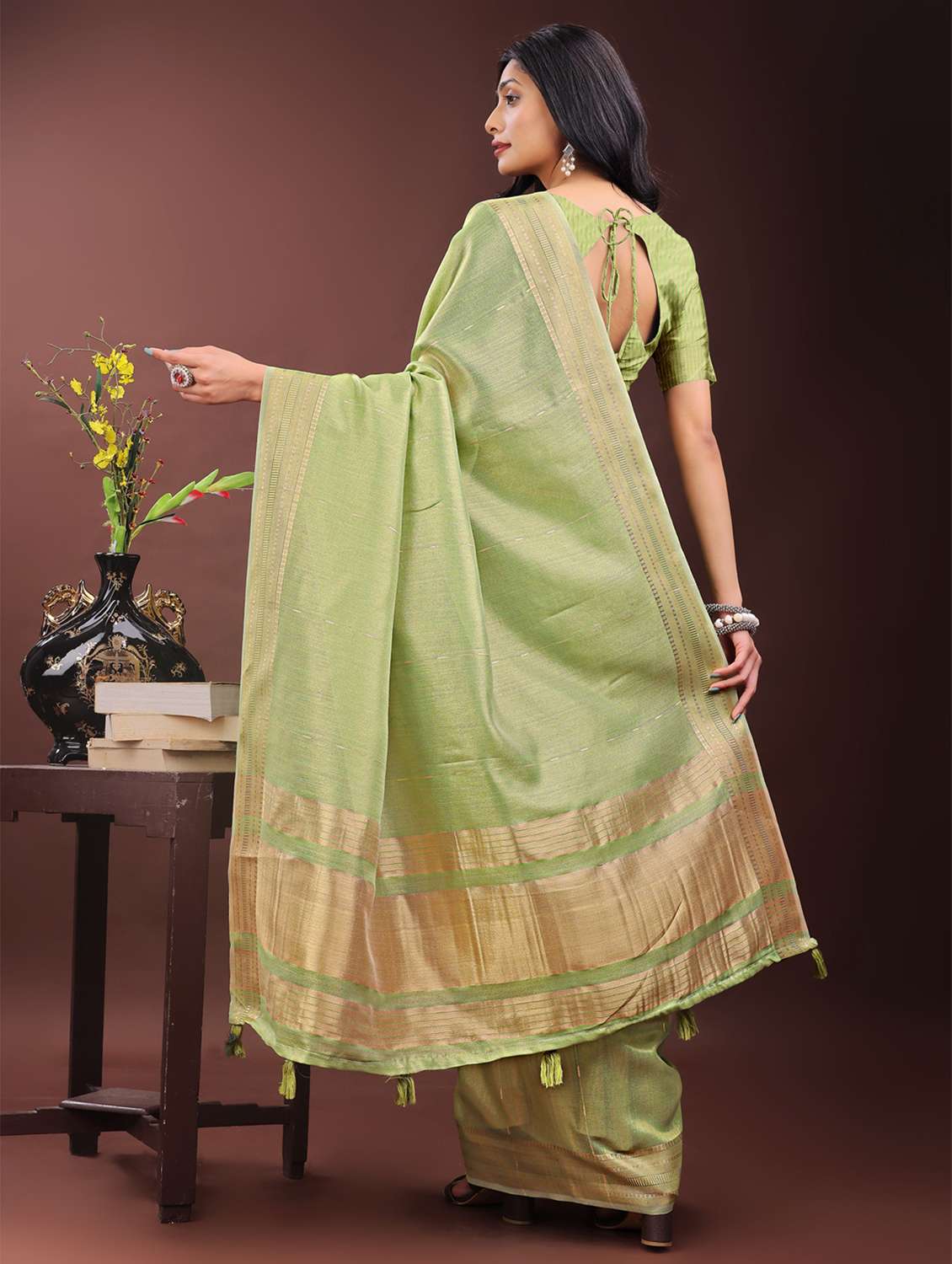 women self design bordered saree with blouse - 21969879 - Standard Image - 3