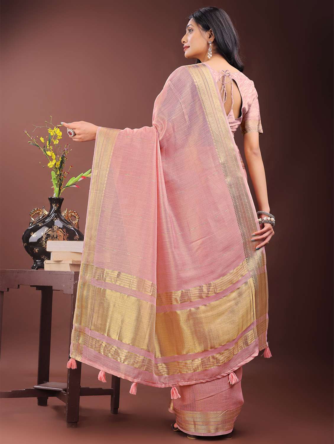 women self design bordered saree with blouse - 21969880 - Standard Image - 3