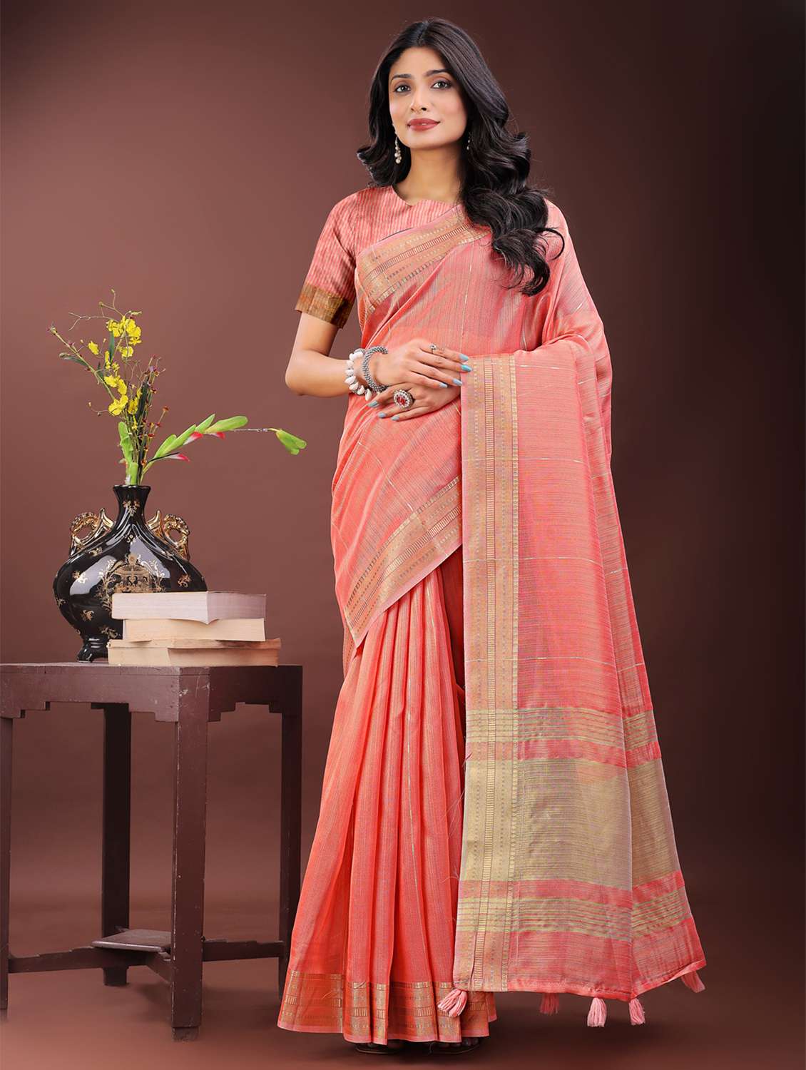women self design bordered saree with blouse