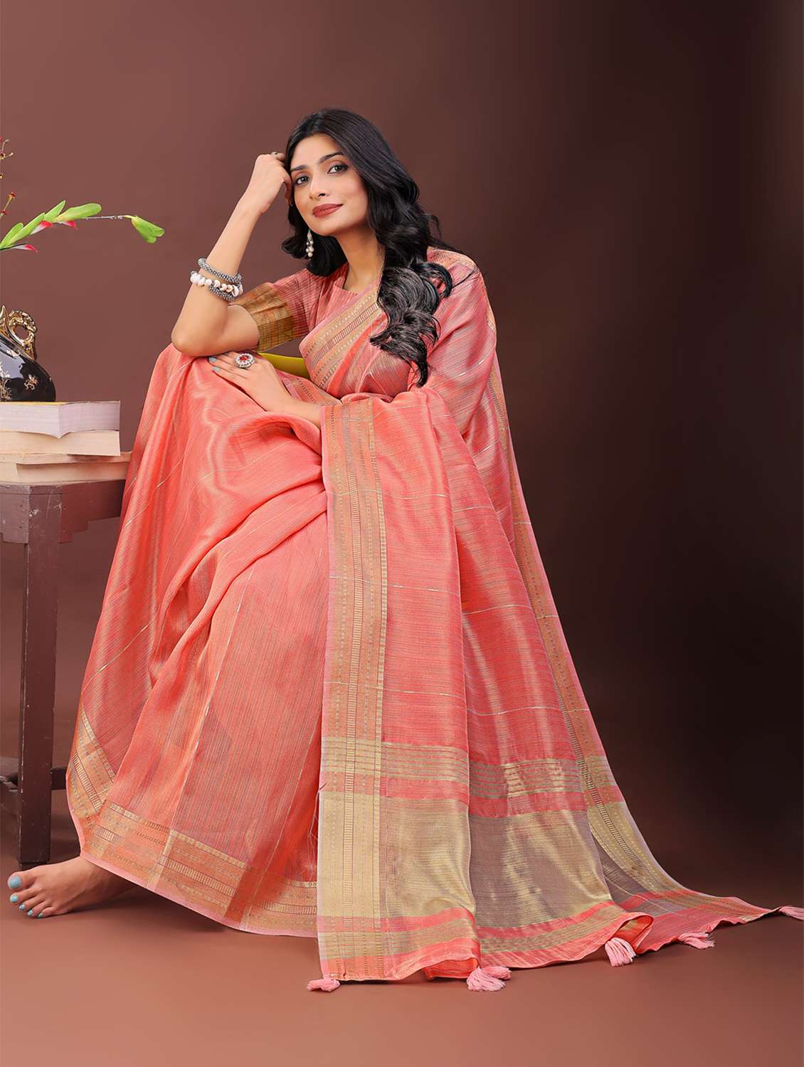 women self design bordered saree with blouse - 21969882 -  Standard Image - 3