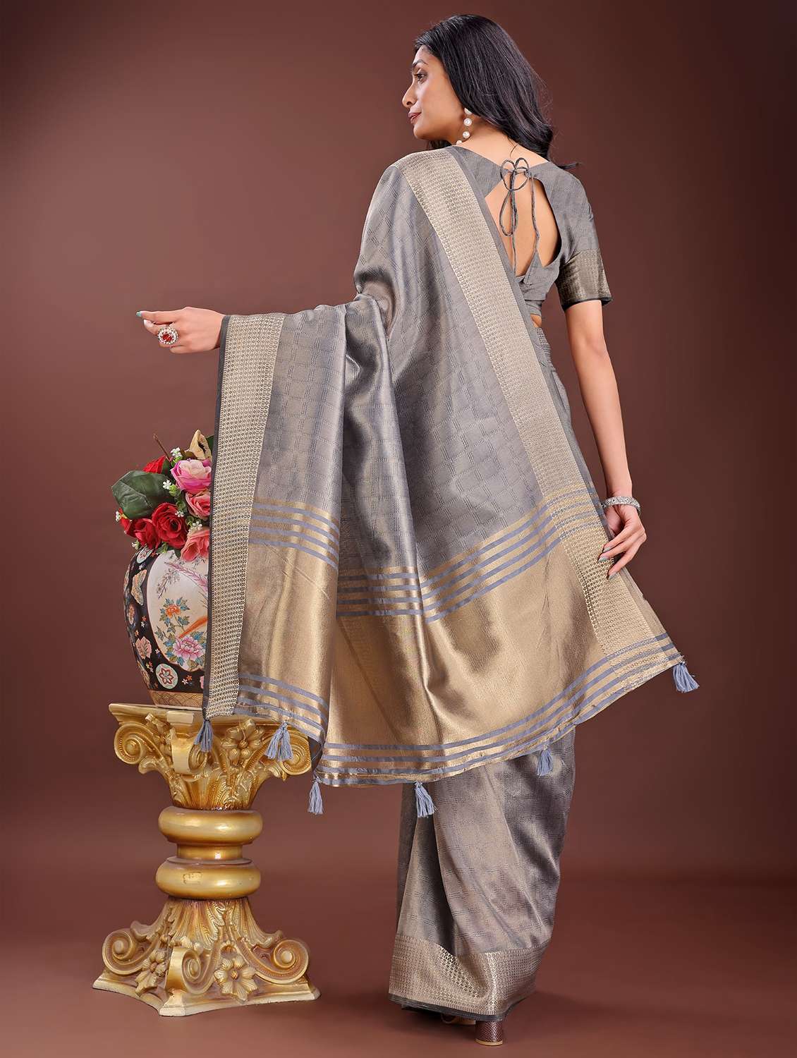 women checkered bordered saree with blouse - 21969885 - Standard Image - 3