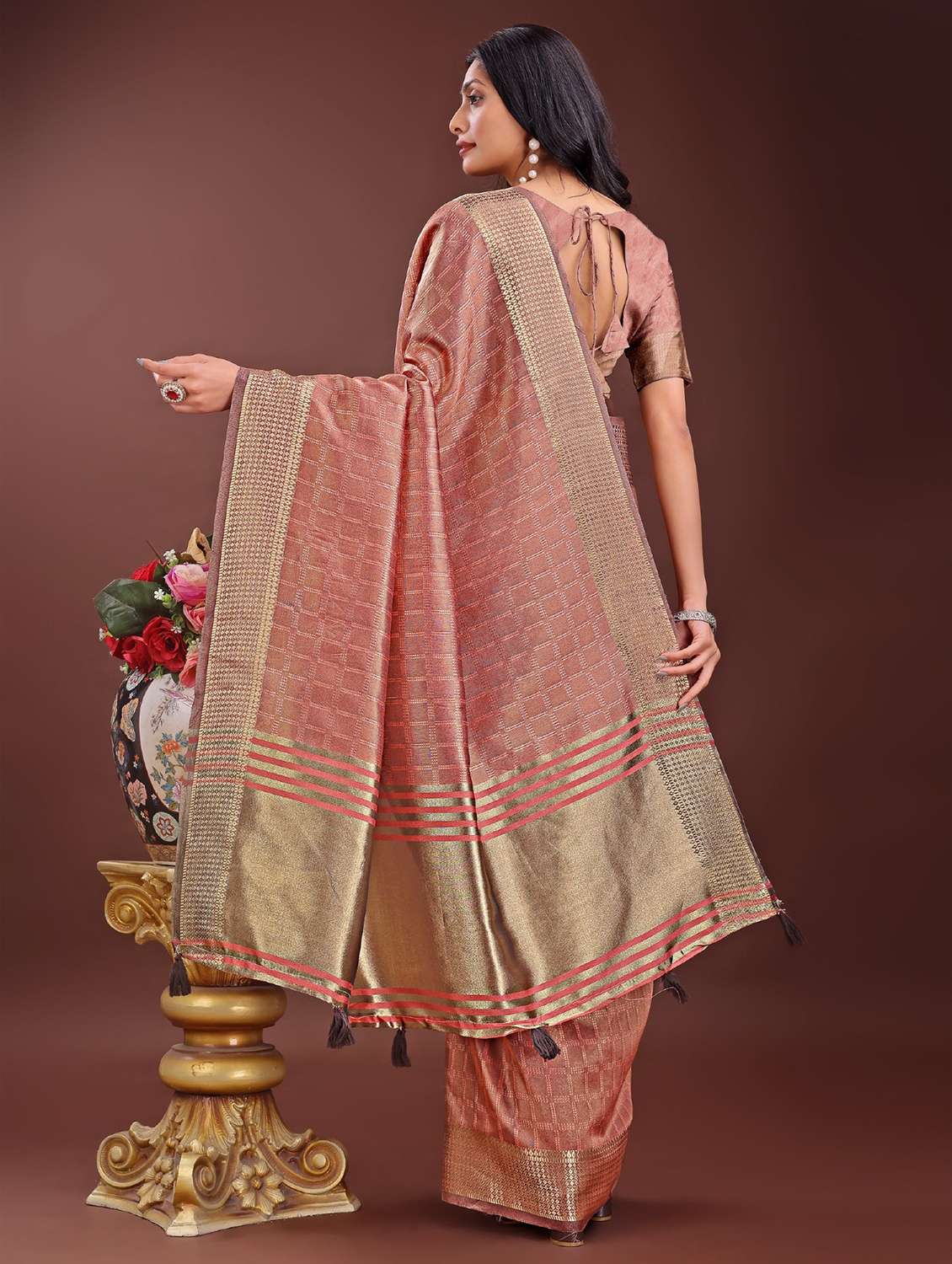 women checkered bordered saree with blouse - 21969886 - Standard Image - 3