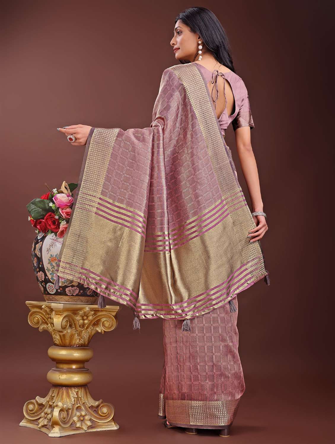 women checkered bordered saree with blouse - 21969888 -  Standard Image - 3