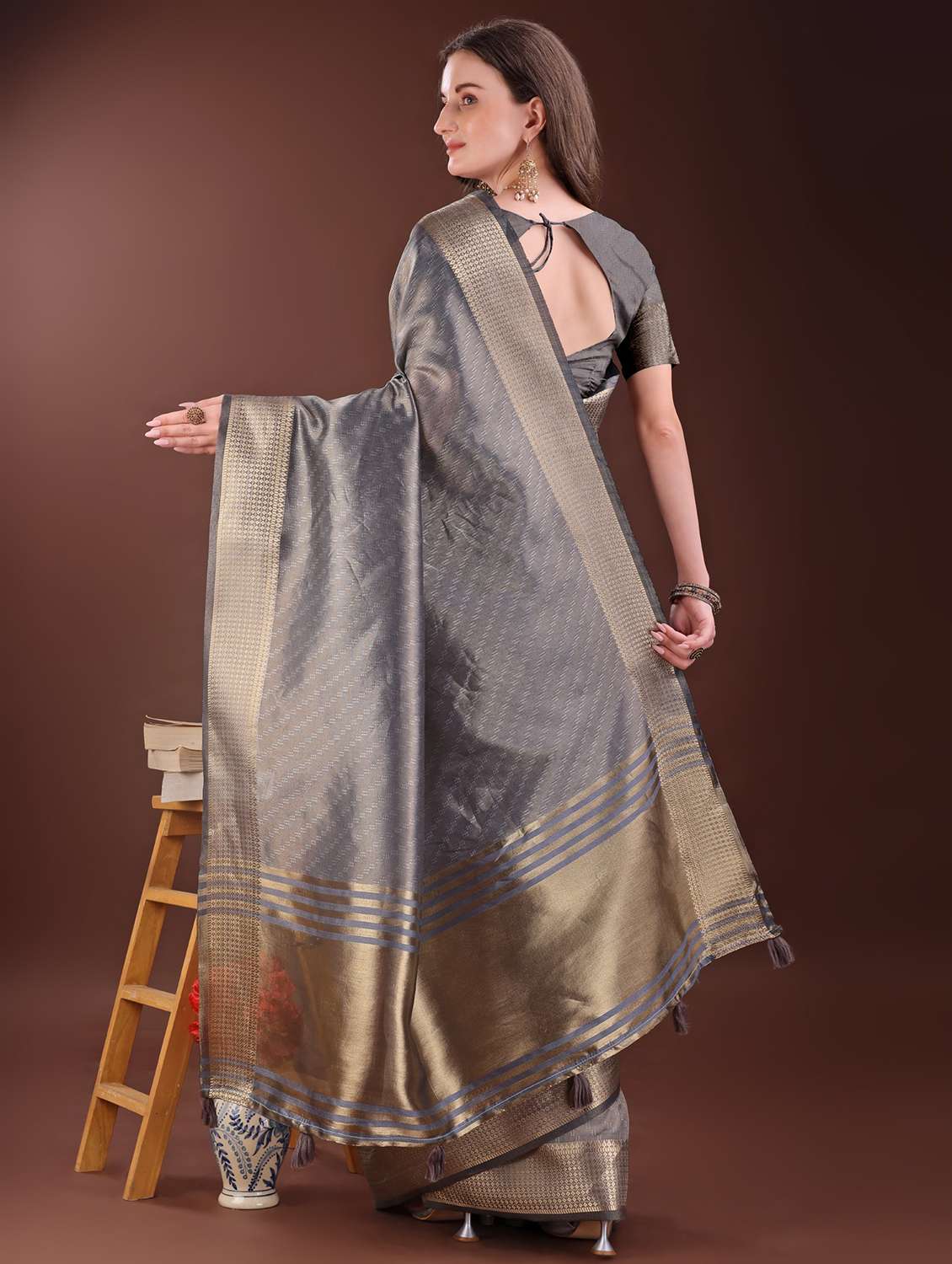 women self design bordered saree with blouse - 21969890 - Standard Image - 3