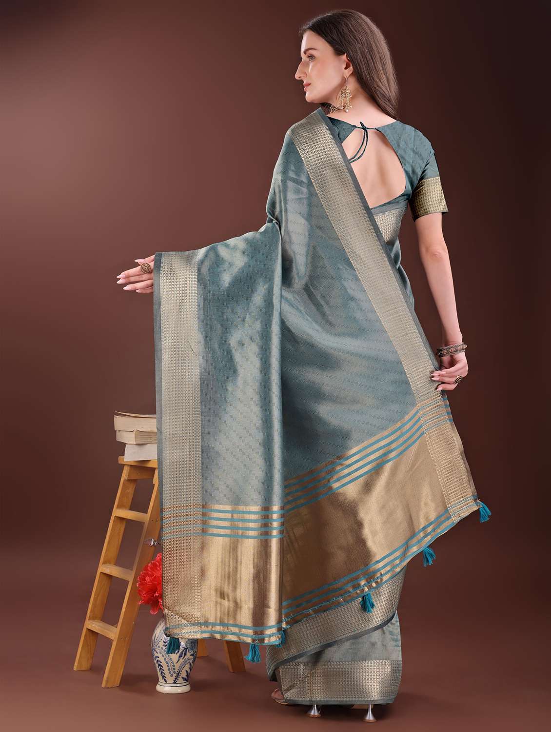 women self design bordered saree with blouse - 21969892 - Standard Image - 3