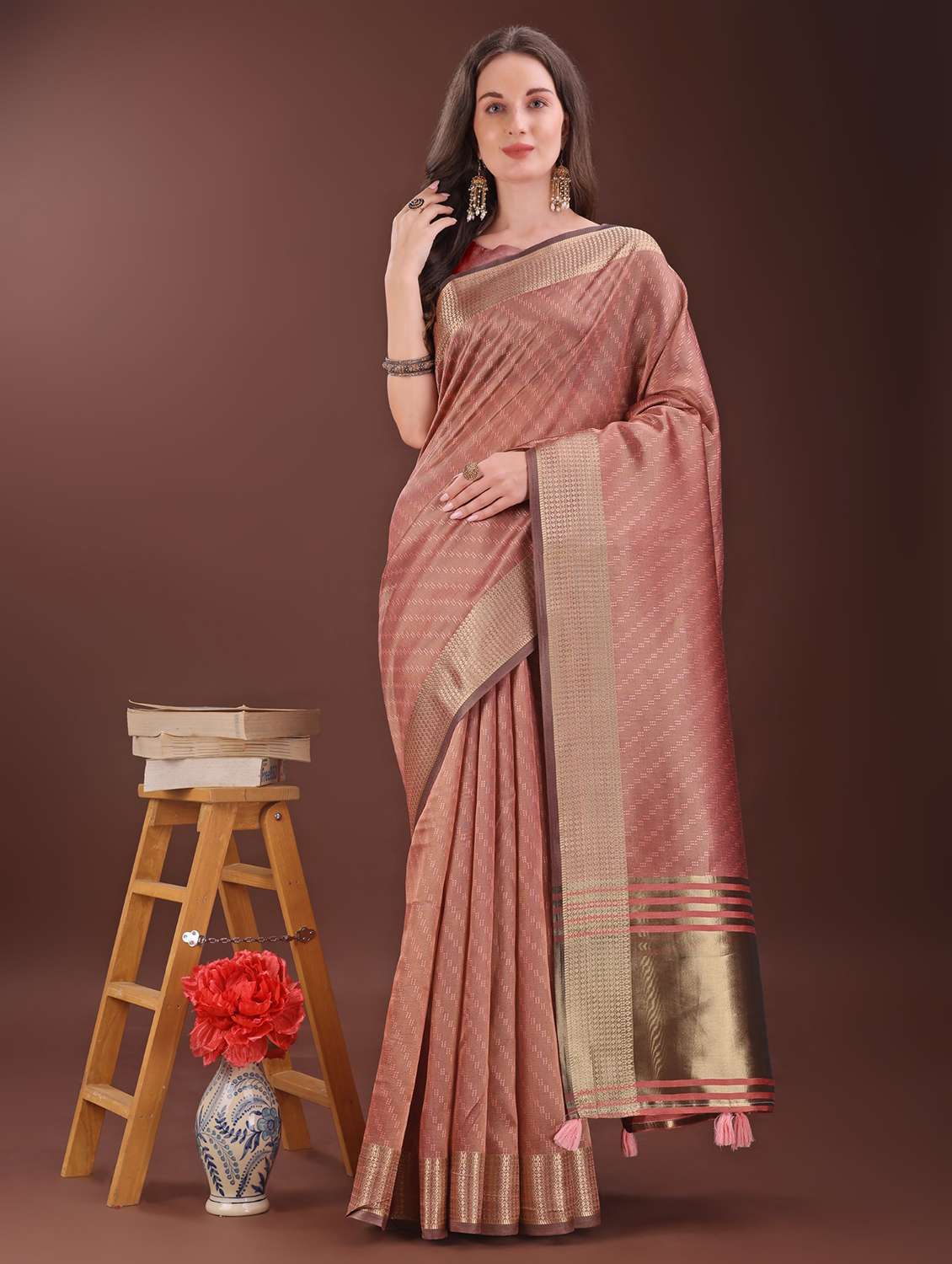 women self design bordered saree with blouse