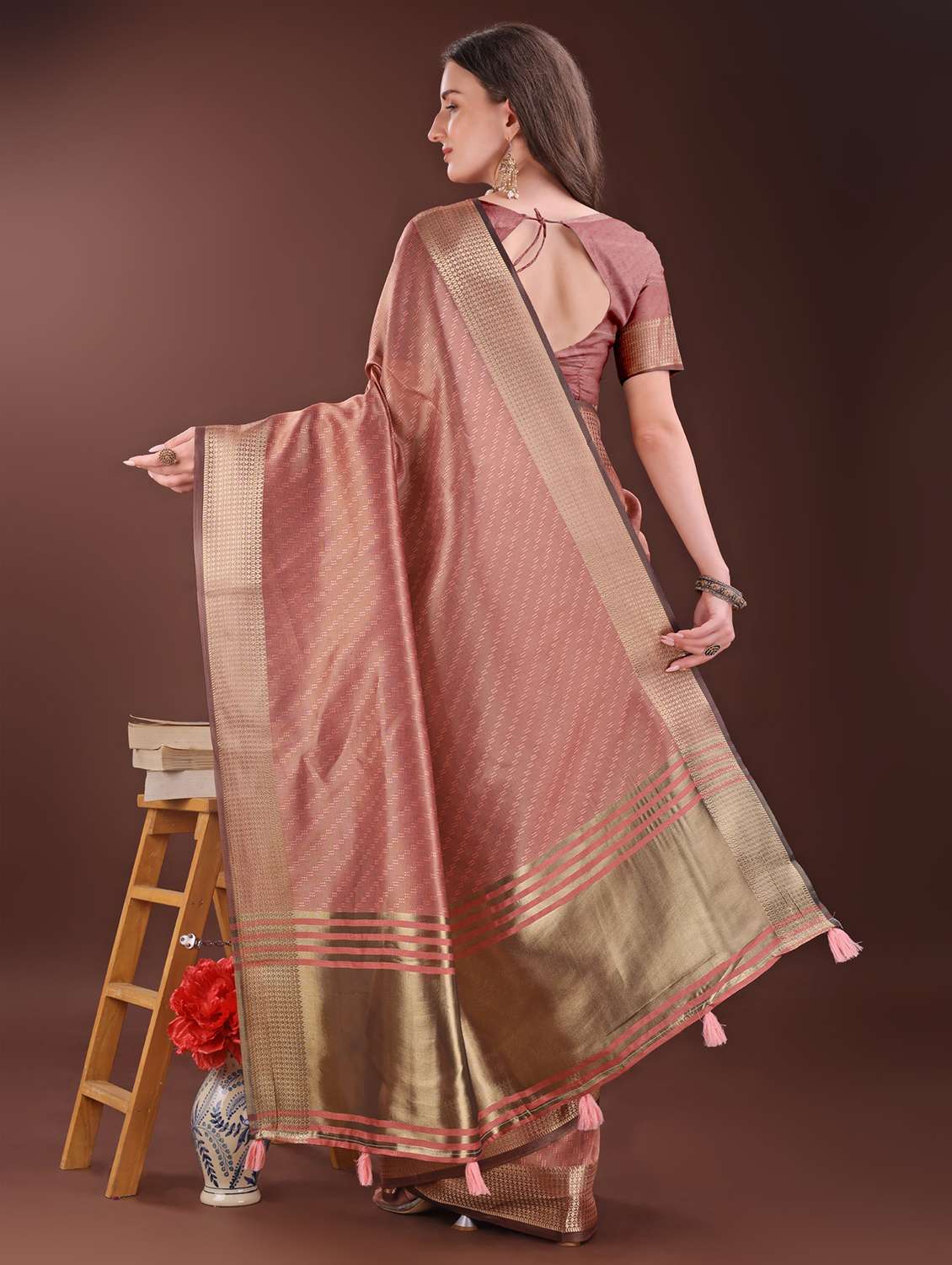 women self design bordered saree with blouse - 21969893 -  Standard Image - 3