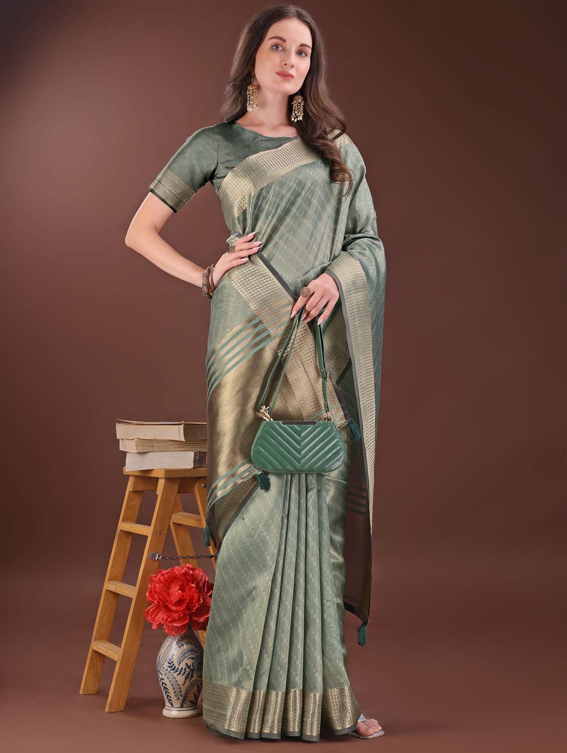 women self design bordered saree with blouse - 21969894 -  Standard Image - 3