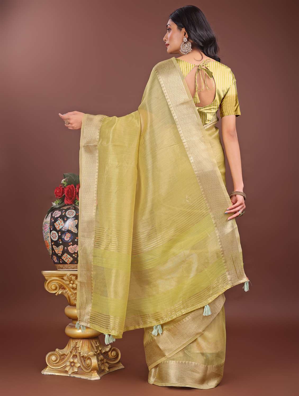 women solid with bordered saree with blouse - 21969897 - Standard Image - 3