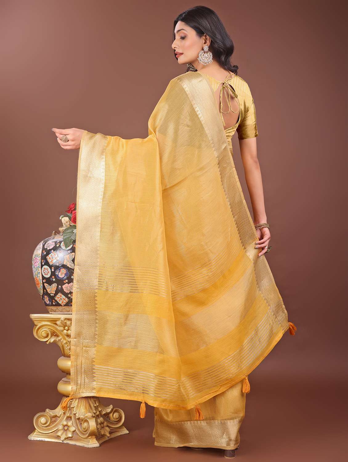 women solid with bordered saree with blouse - 21969898 - Standard Image - 3