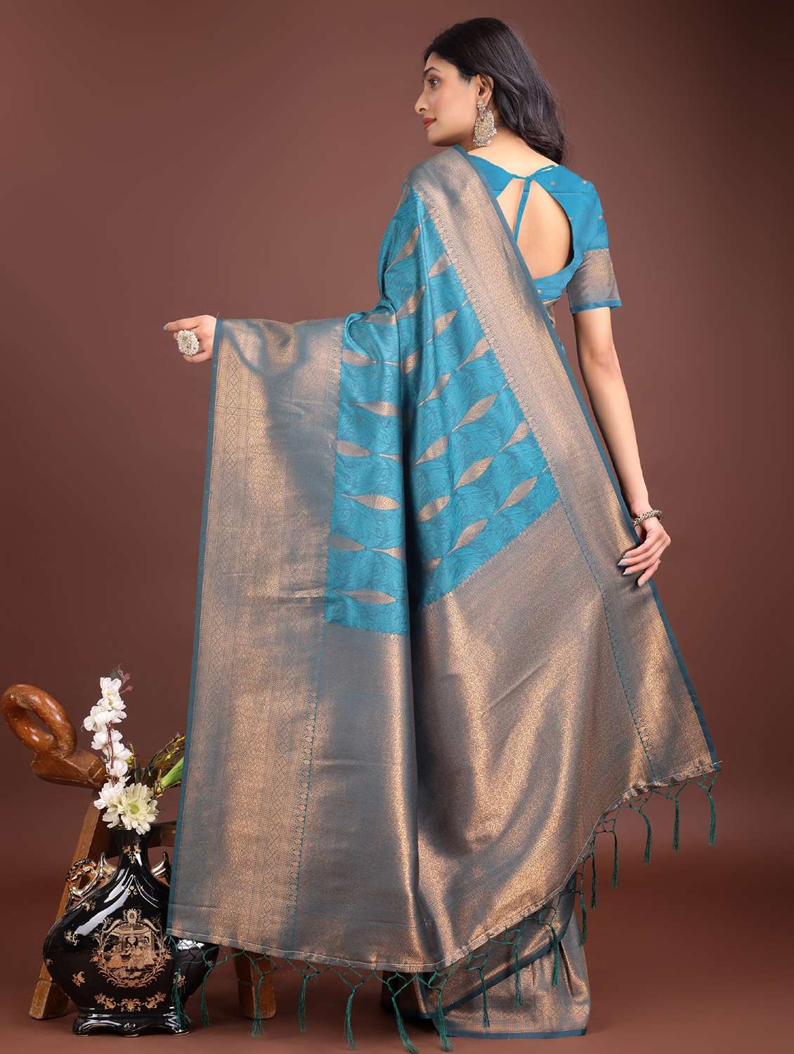 women self design banarasi saree with blouse - 21969908 - Standard Image - 3