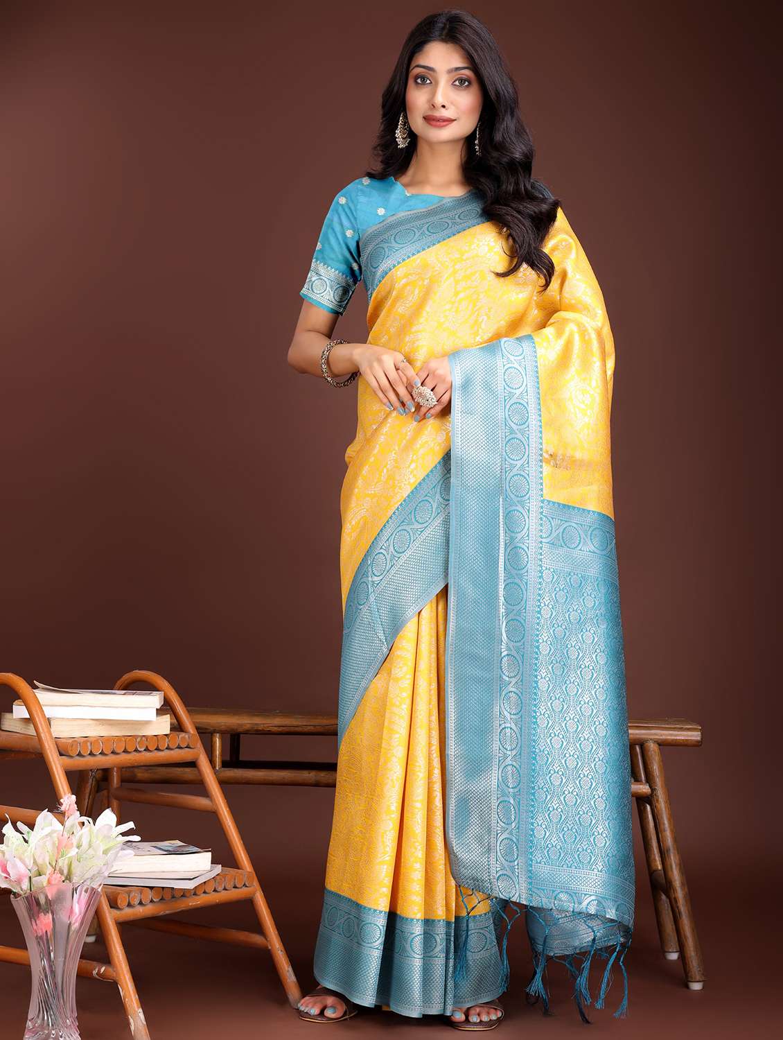 women self design bordered saree with blouse