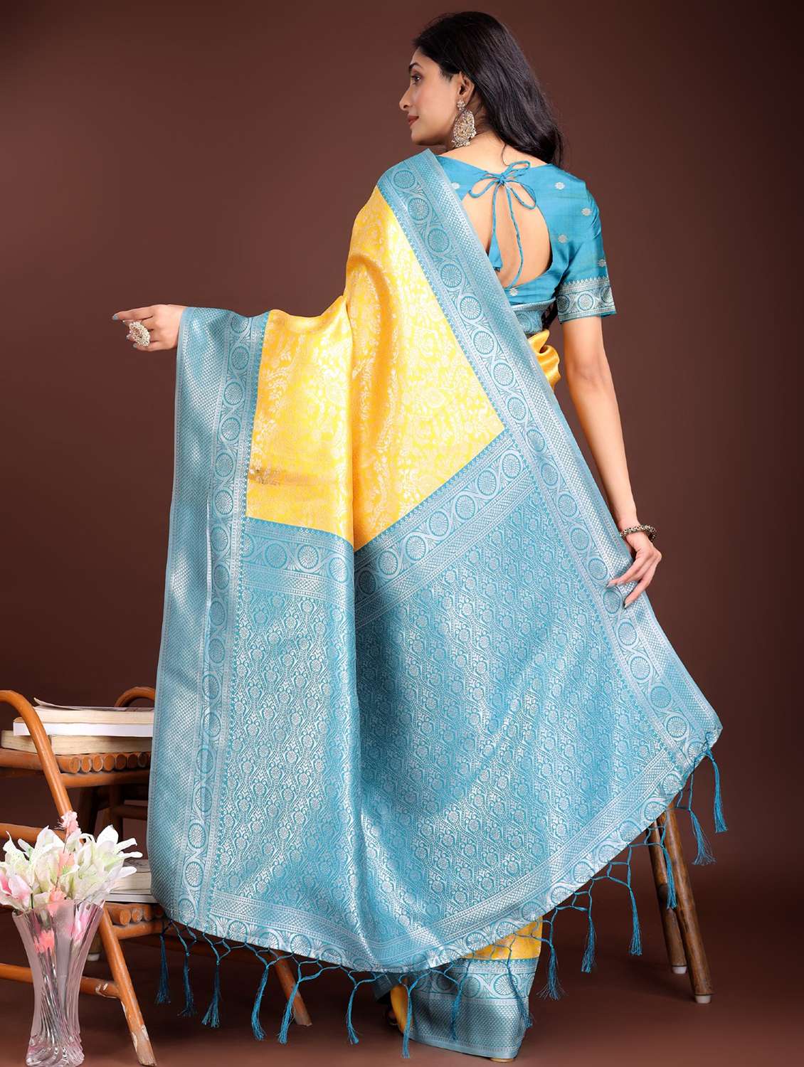 women self design bordered saree with blouse - 21969920 -  Standard Image - 3