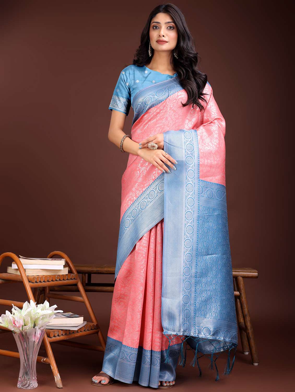 women self design bordered saree with blouse