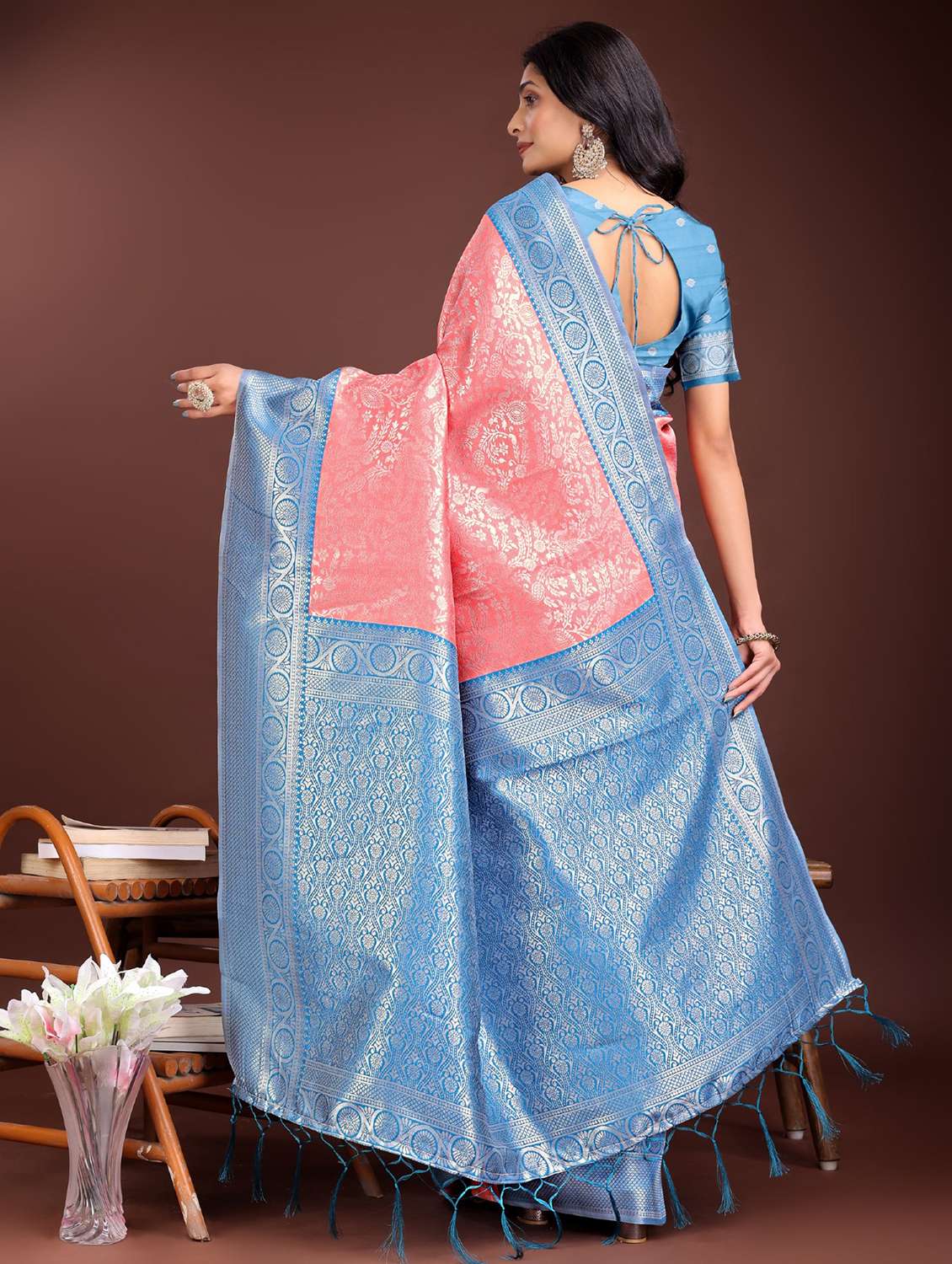 women self design bordered saree with blouse - 21969922 -  Standard Image - 3