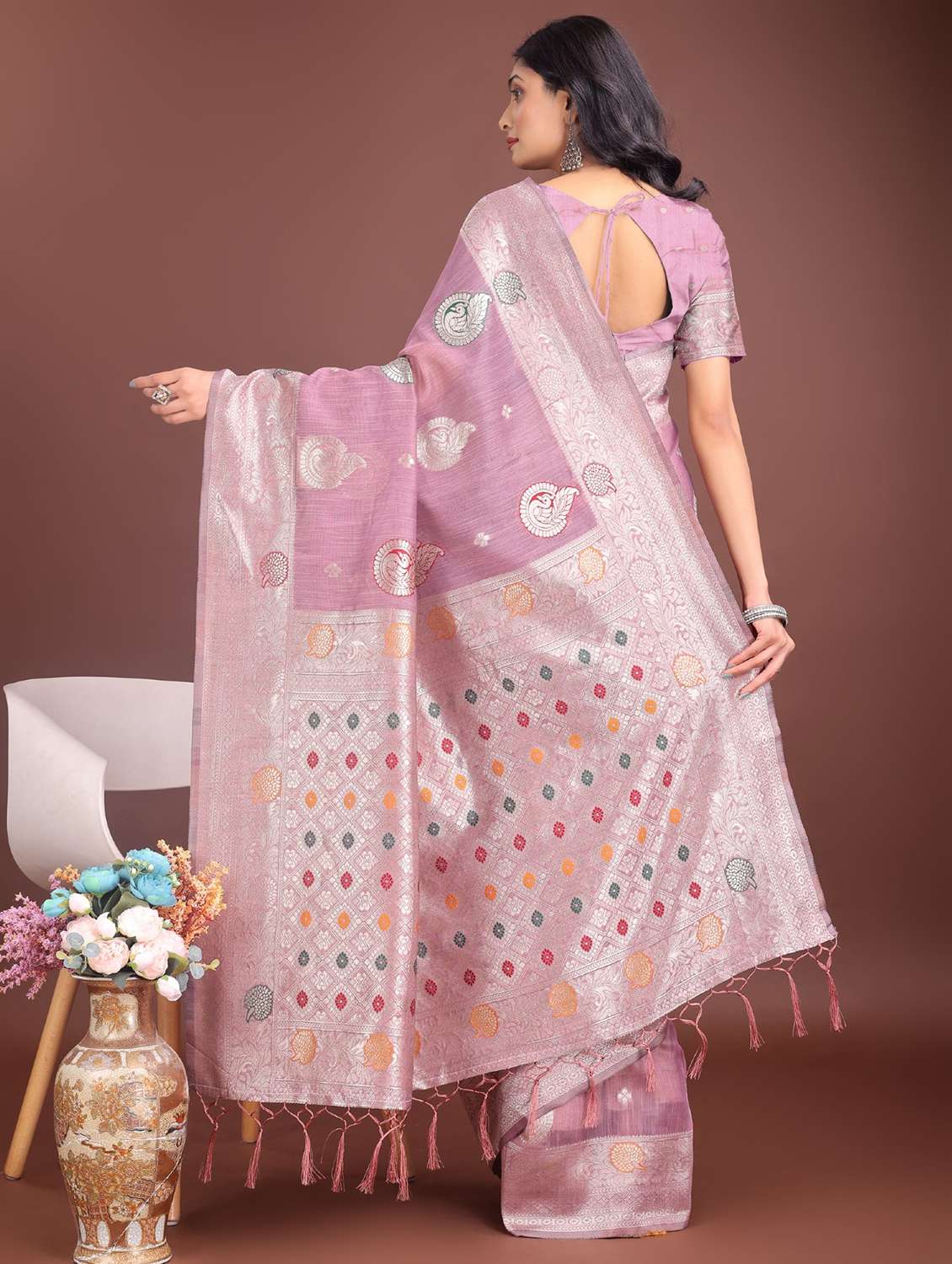 women self design bordered saree with blouse - 21969925 - Standard Image - 3