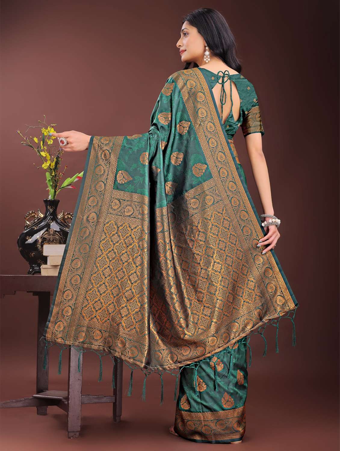 women self design banarasi saree with blouse - 21969939 - Standard Image - 3