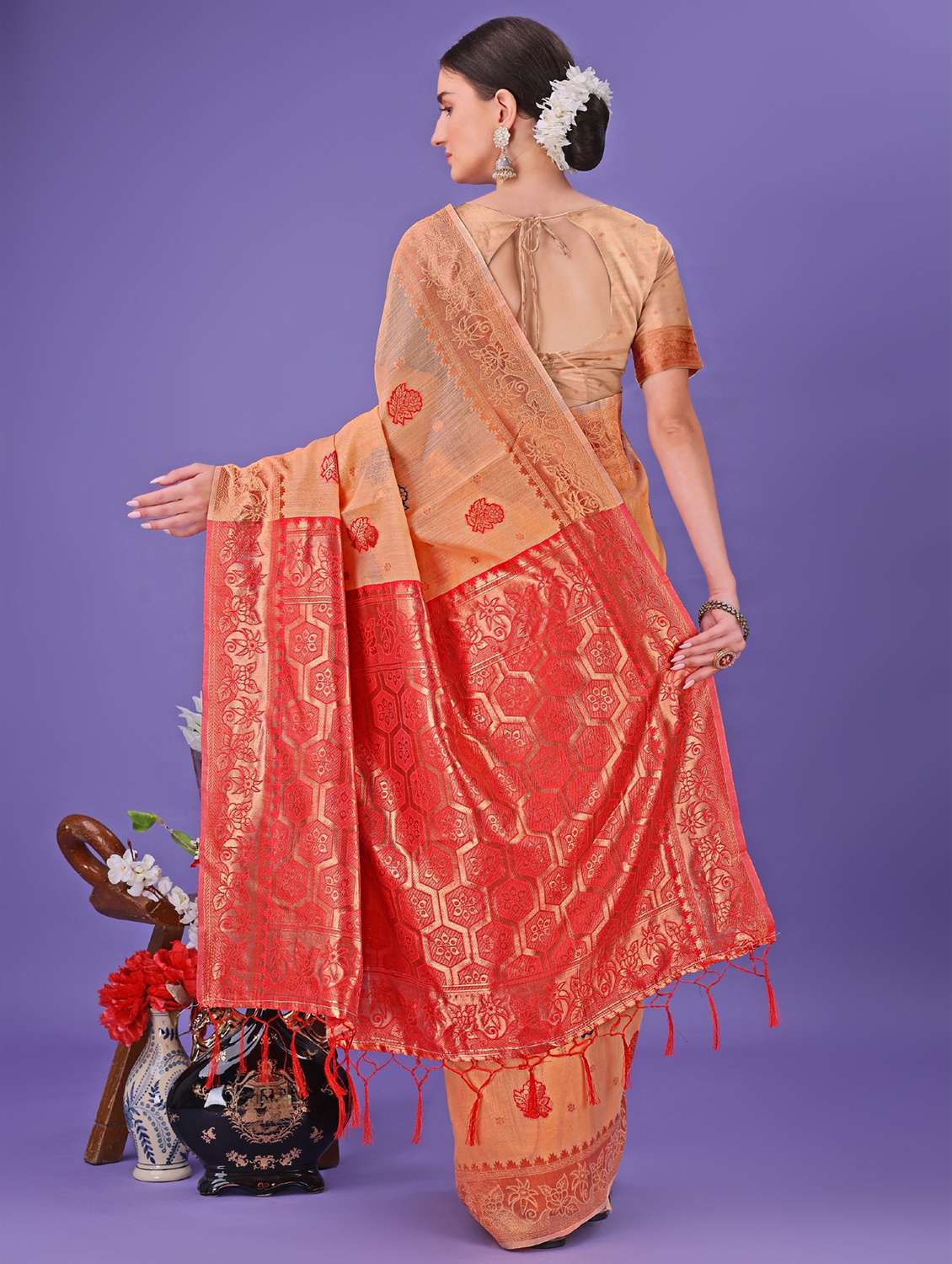 women self design bordered saree with blouse - 21969942 - Standard Image - 3