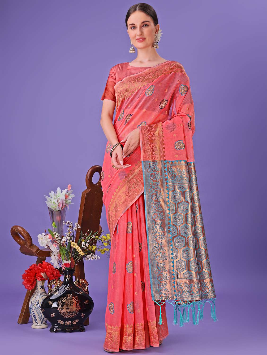 women self design bordered saree with blouse