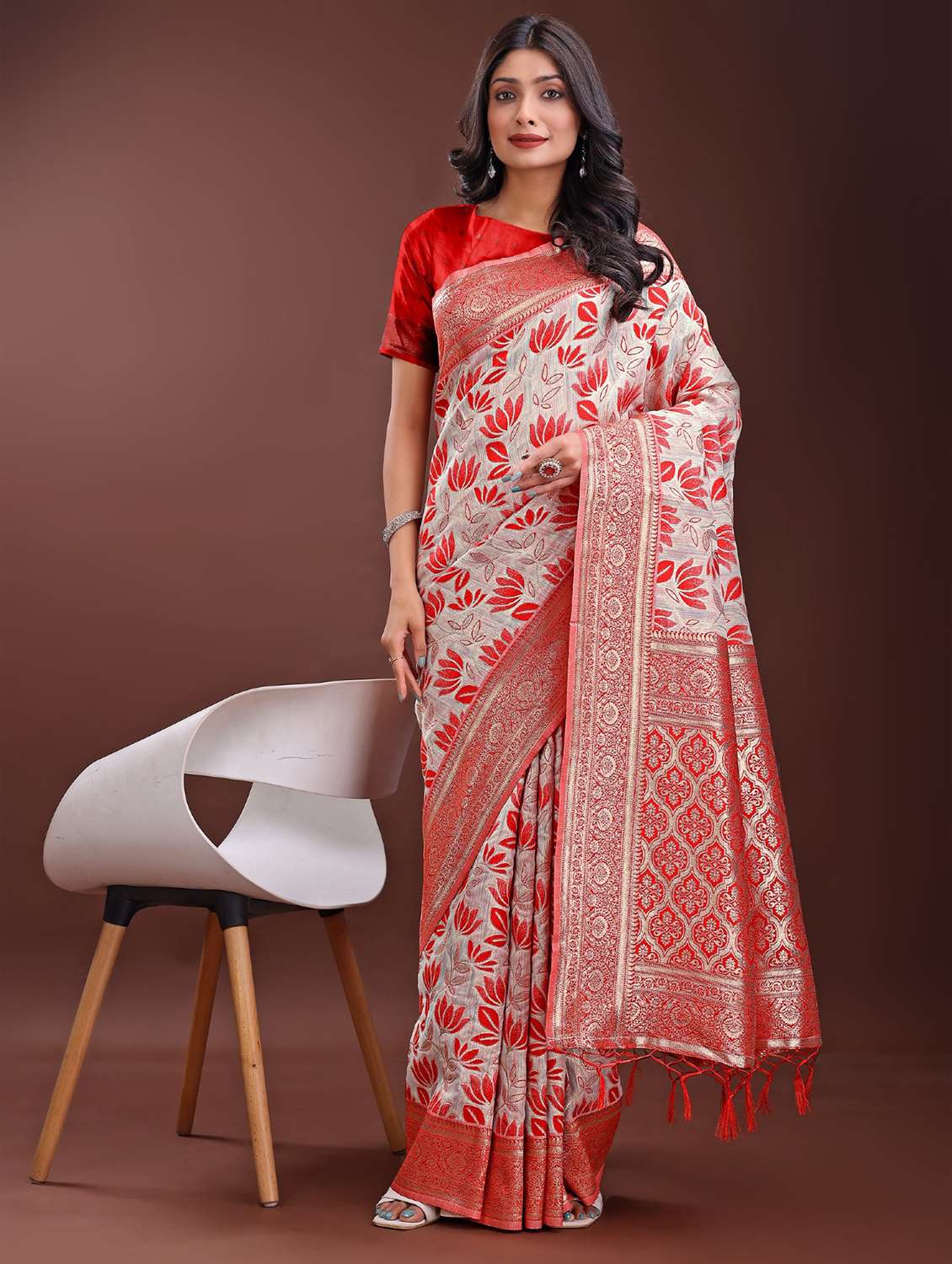 women self design bordered saree with blouse - 21969945 -  Zoom Image - 0
