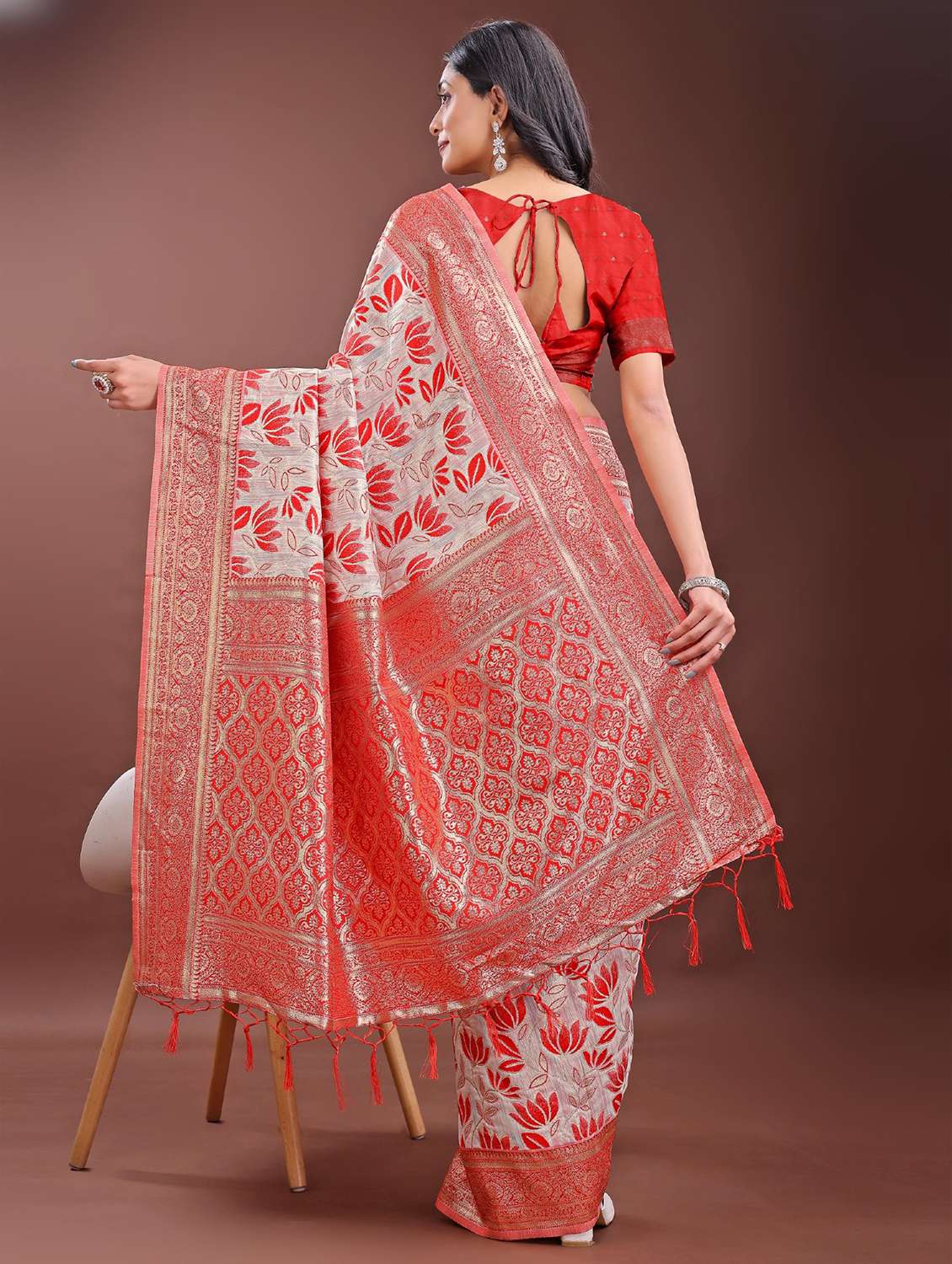 women self design bordered saree with blouse - 21969945 - Standard Image - 3
