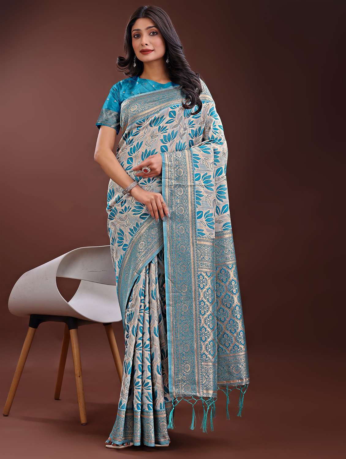 women self design bordered saree with blouse - 21969946 -  Zoom Image - 0