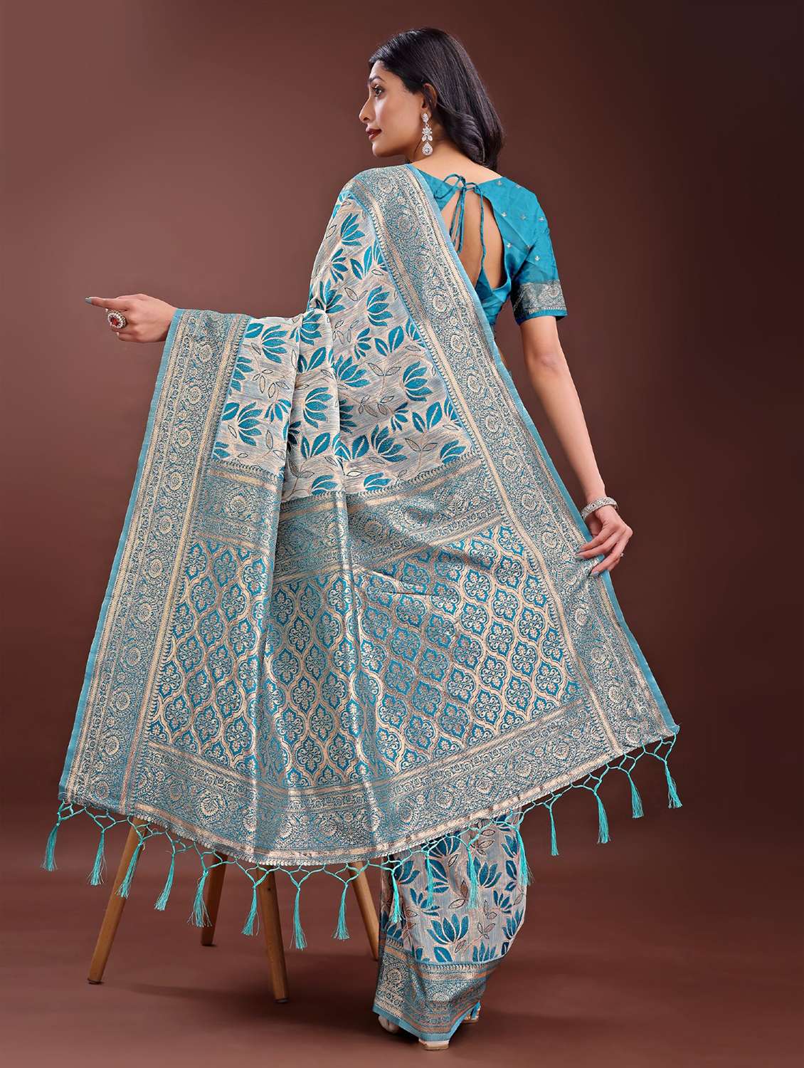women self design bordered saree with blouse - 21969946 - Standard Image - 3