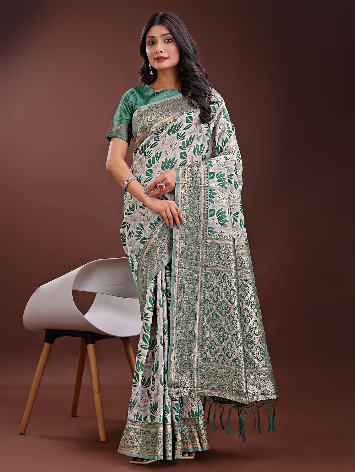 women self design bordered saree with blouse