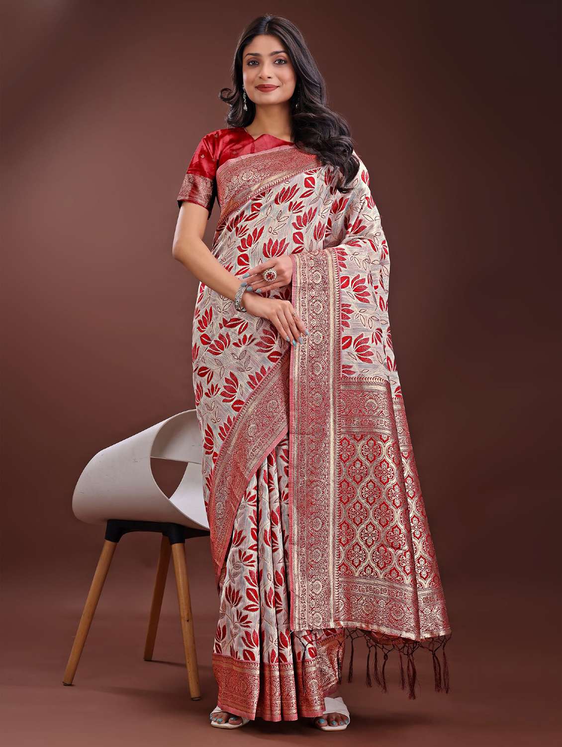women self design bordered saree with blouse - 21969948 -  Zoom Image - 0