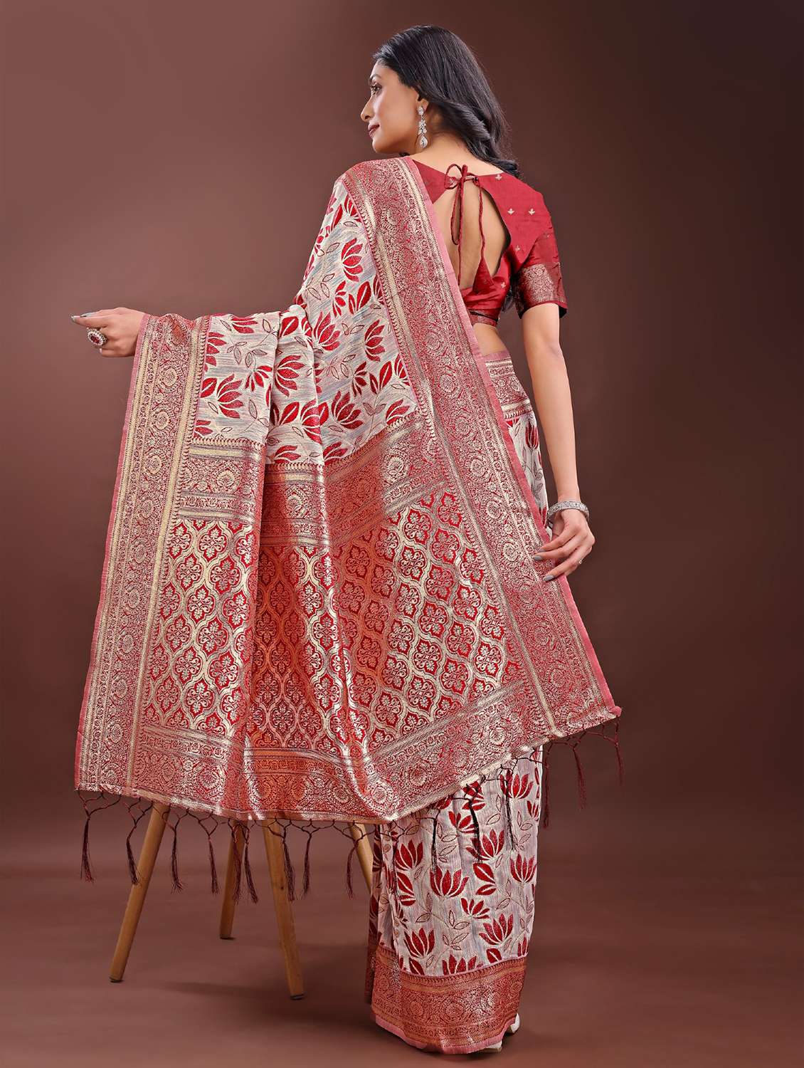 women self design bordered saree with blouse - 21969948 - Standard Image - 3