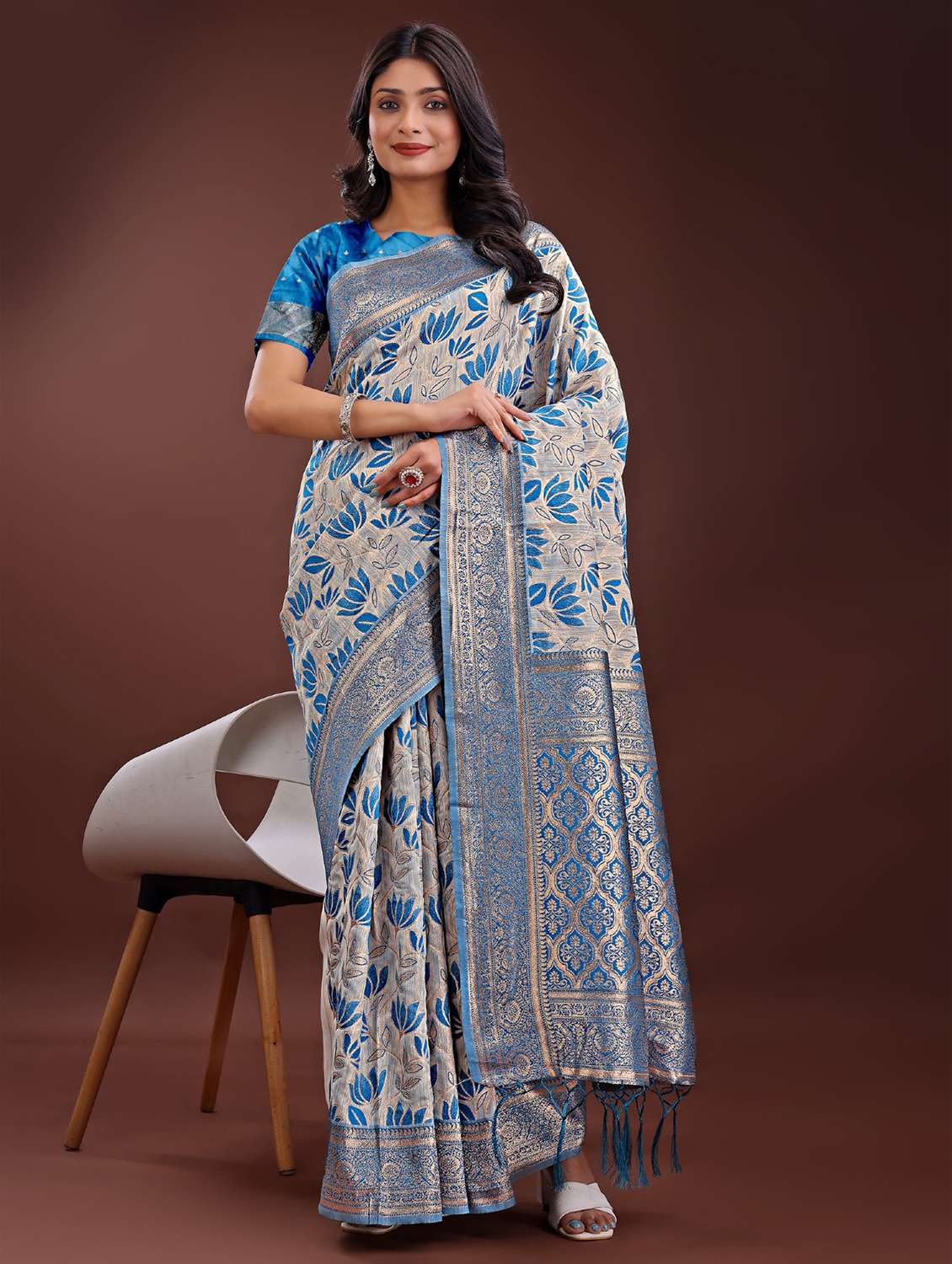 women self design bordered saree with blouse