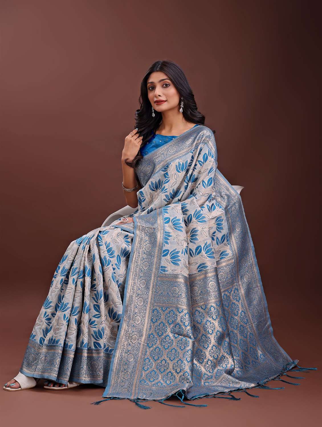 women self design bordered saree with blouse - 21969949 - Standard Image - 3