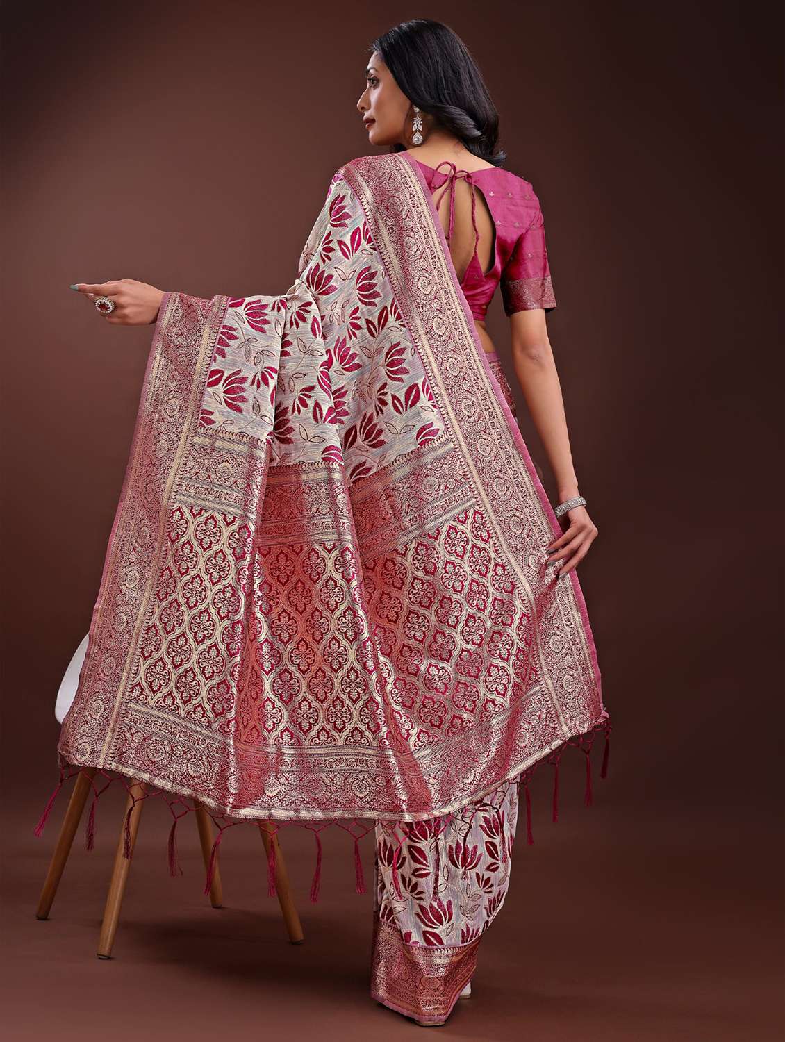 women self design bordered saree with blouse - 21969950 -  Standard Image - 3