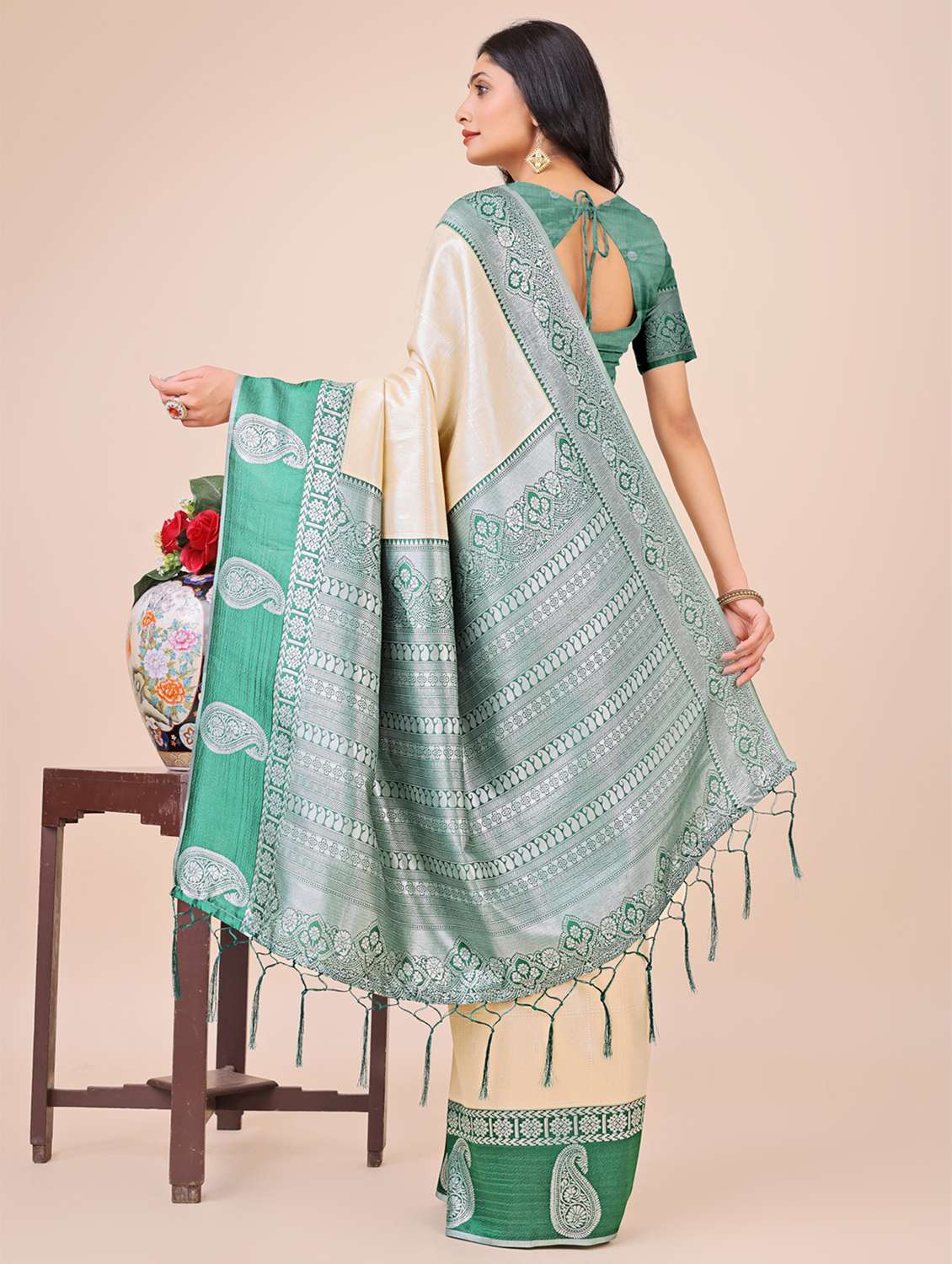 women solid with bordered saree with blouse - 21970002 -  Standard Image - 3