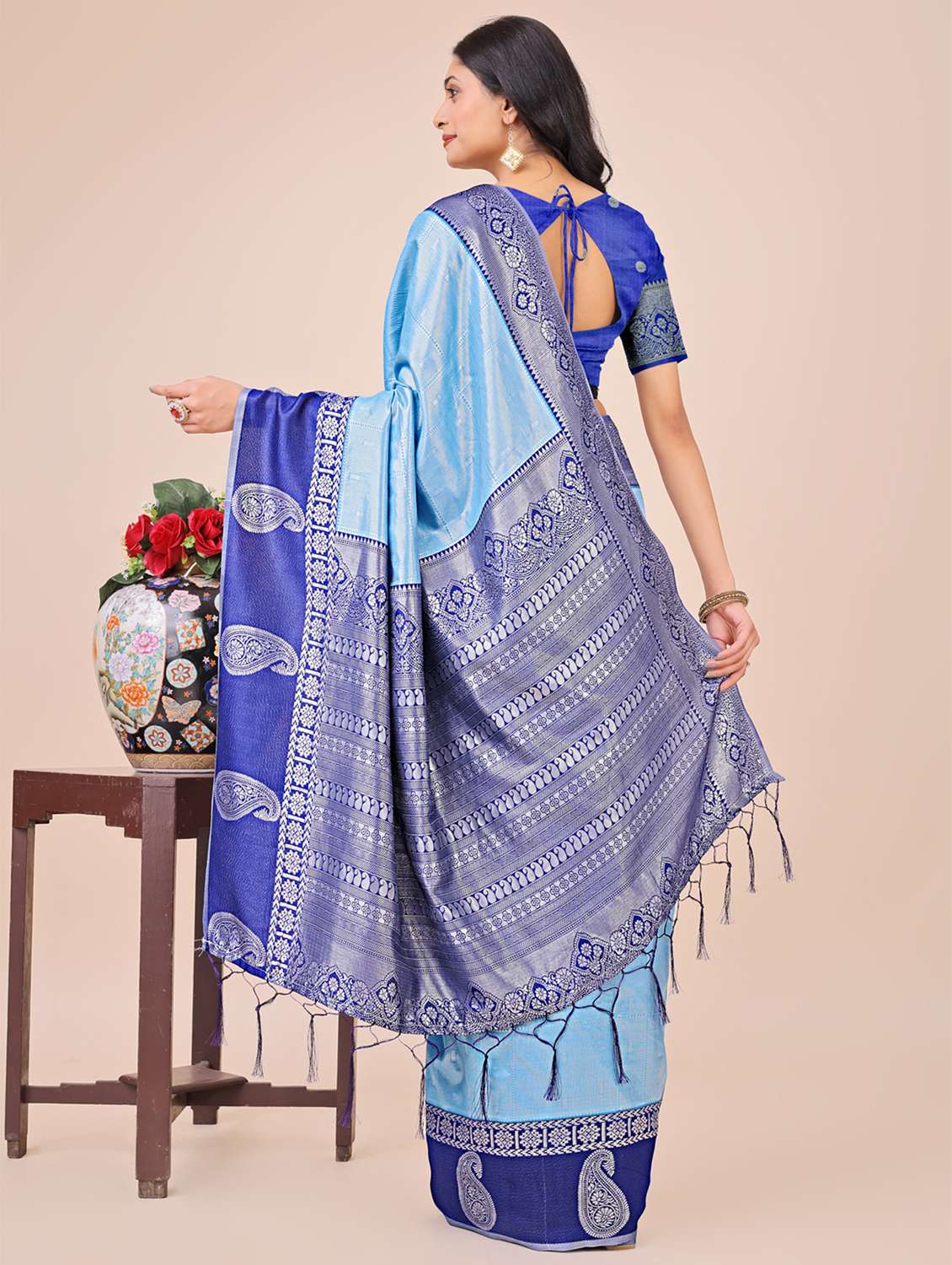 women solid with bordered saree with blouse - 21970003 -  Standard Image - 3
