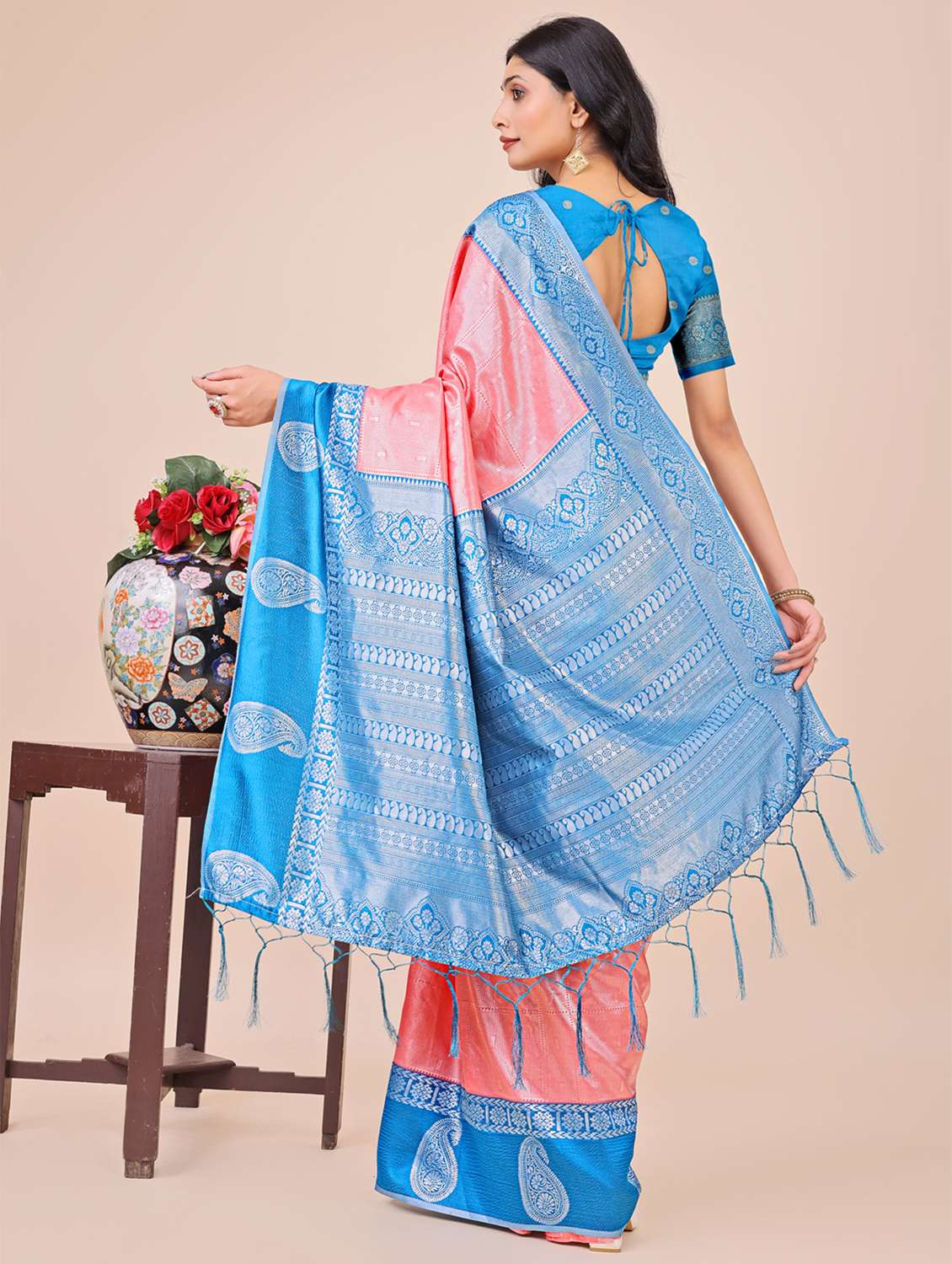 women solid with bordered saree with blouse - 21970004 -  Standard Image - 3