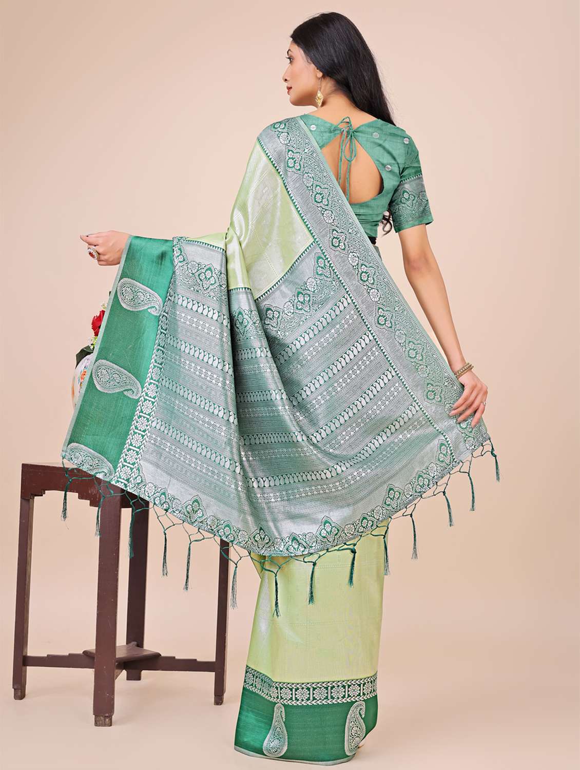 women solid with bordered saree with blouse - 21970005 -  Standard Image - 3