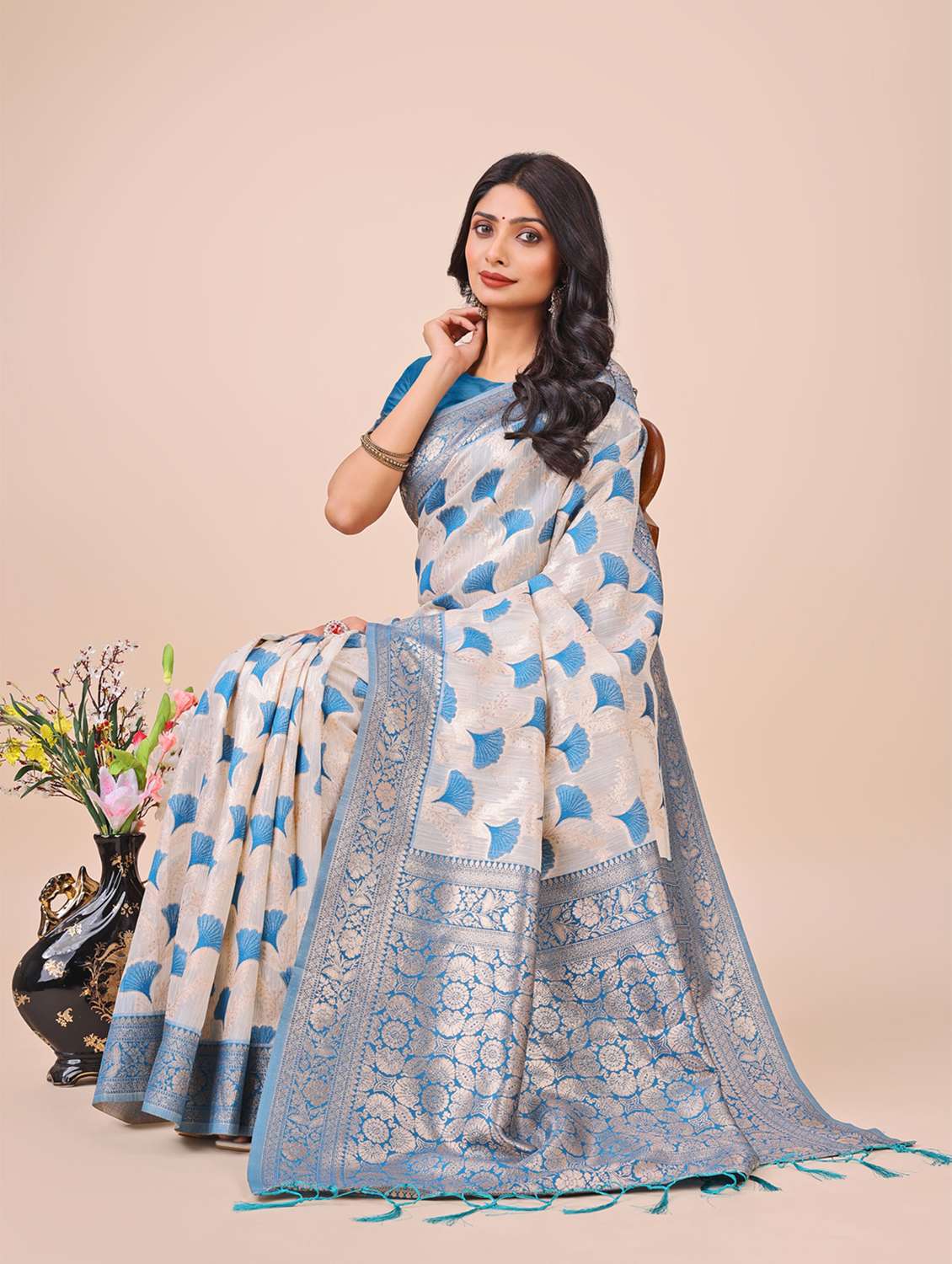 women self design bordered saree with blouse - 21970017 - Standard Image - 3
