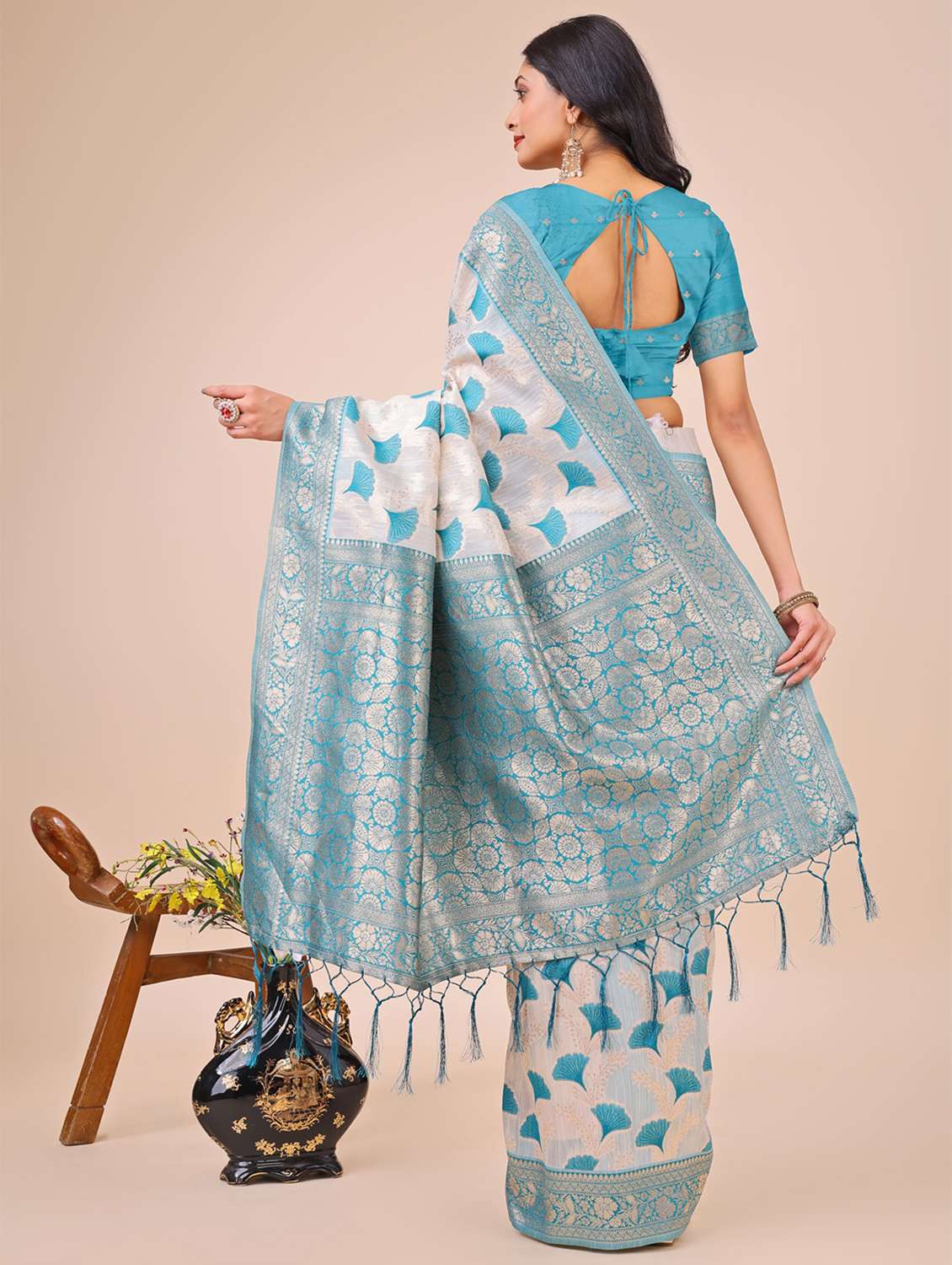 women self design bordered saree with blouse - 21970018 -  Standard Image - 3