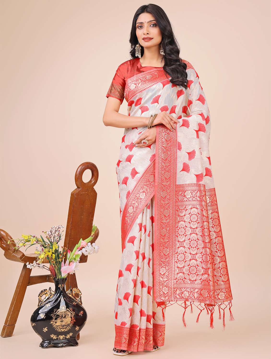 women self design bordered saree with blouse