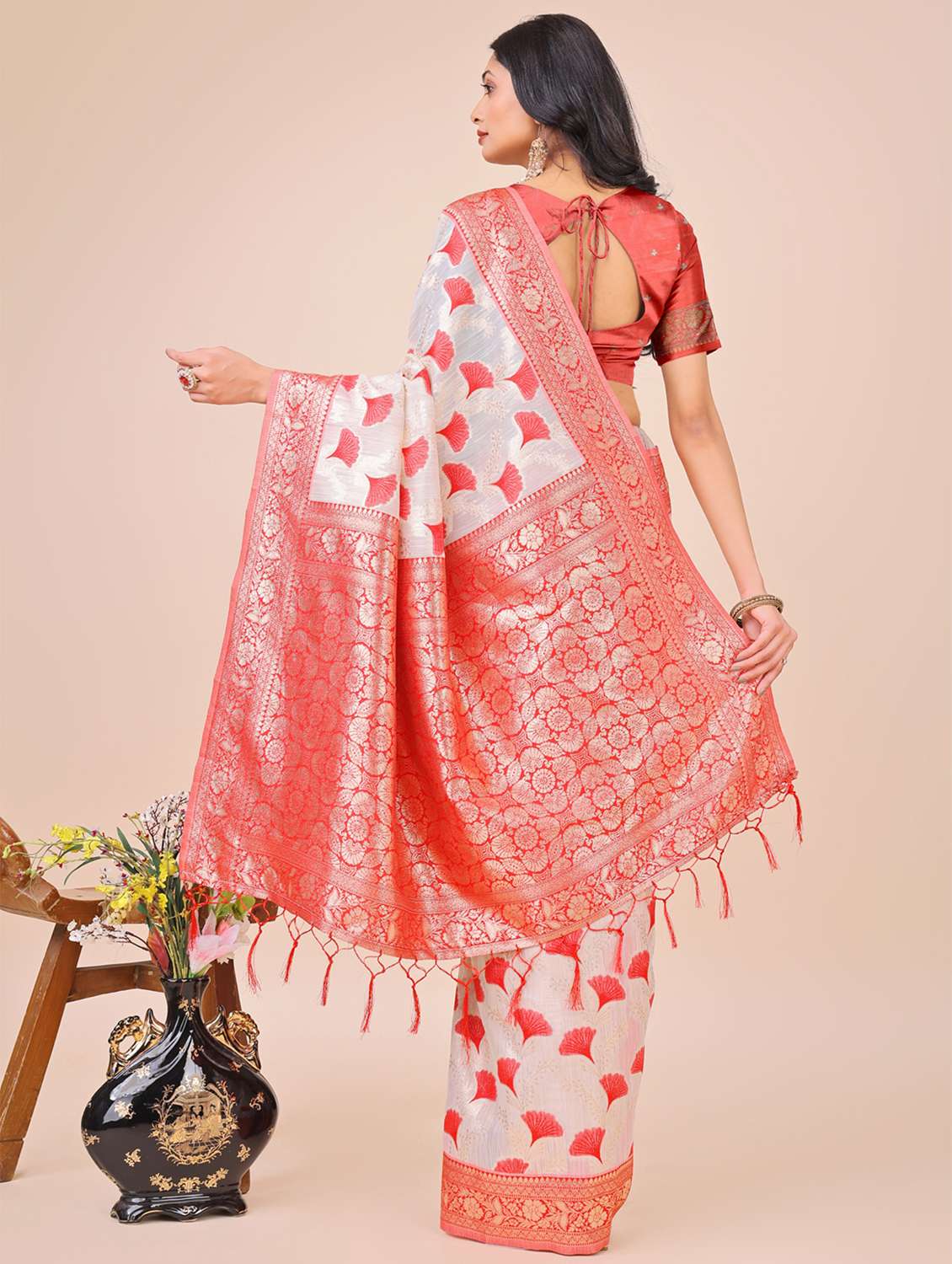 women self design bordered saree with blouse - 21970020 -  Standard Image - 3