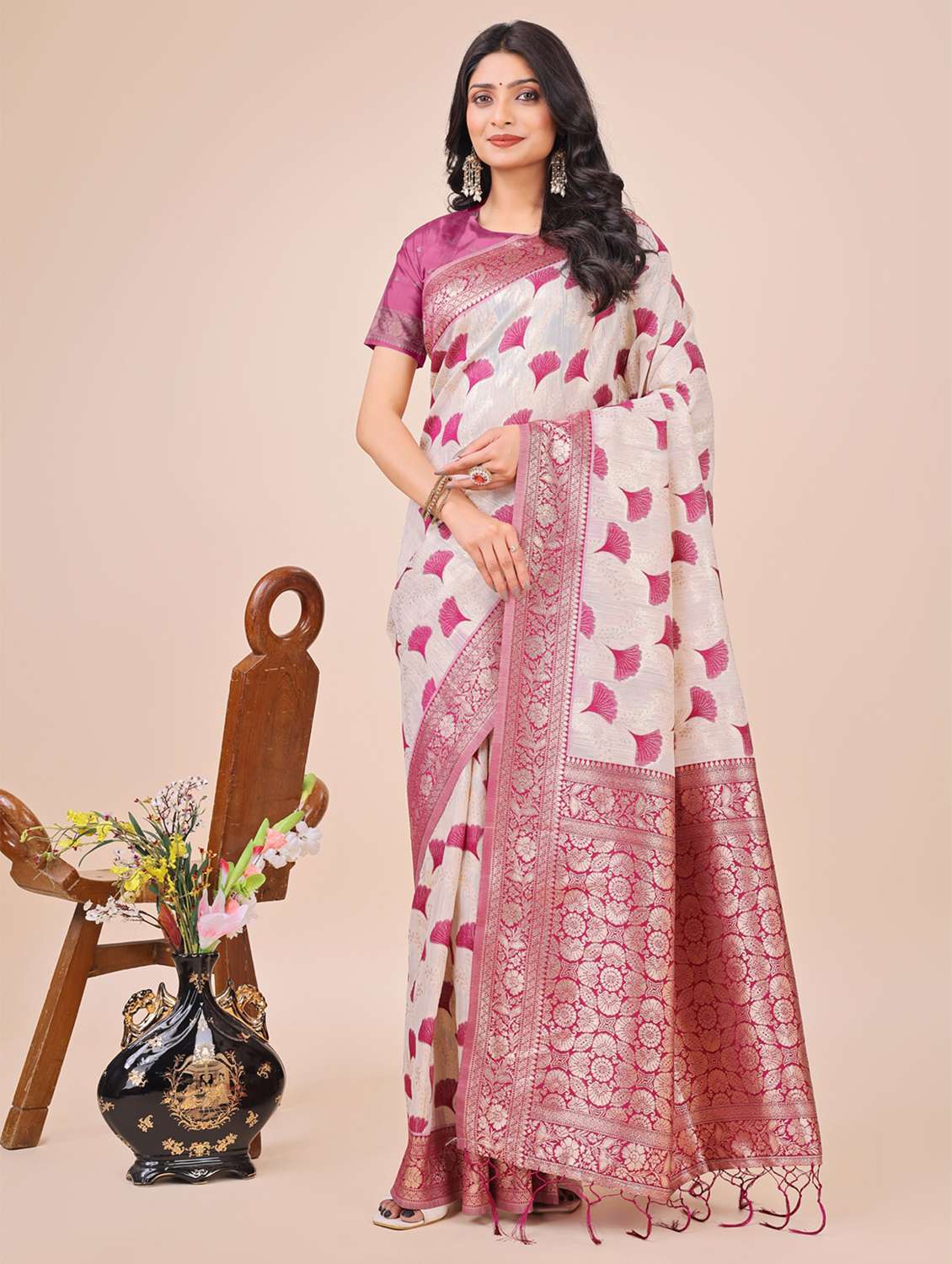 women self design bordered saree with blouse