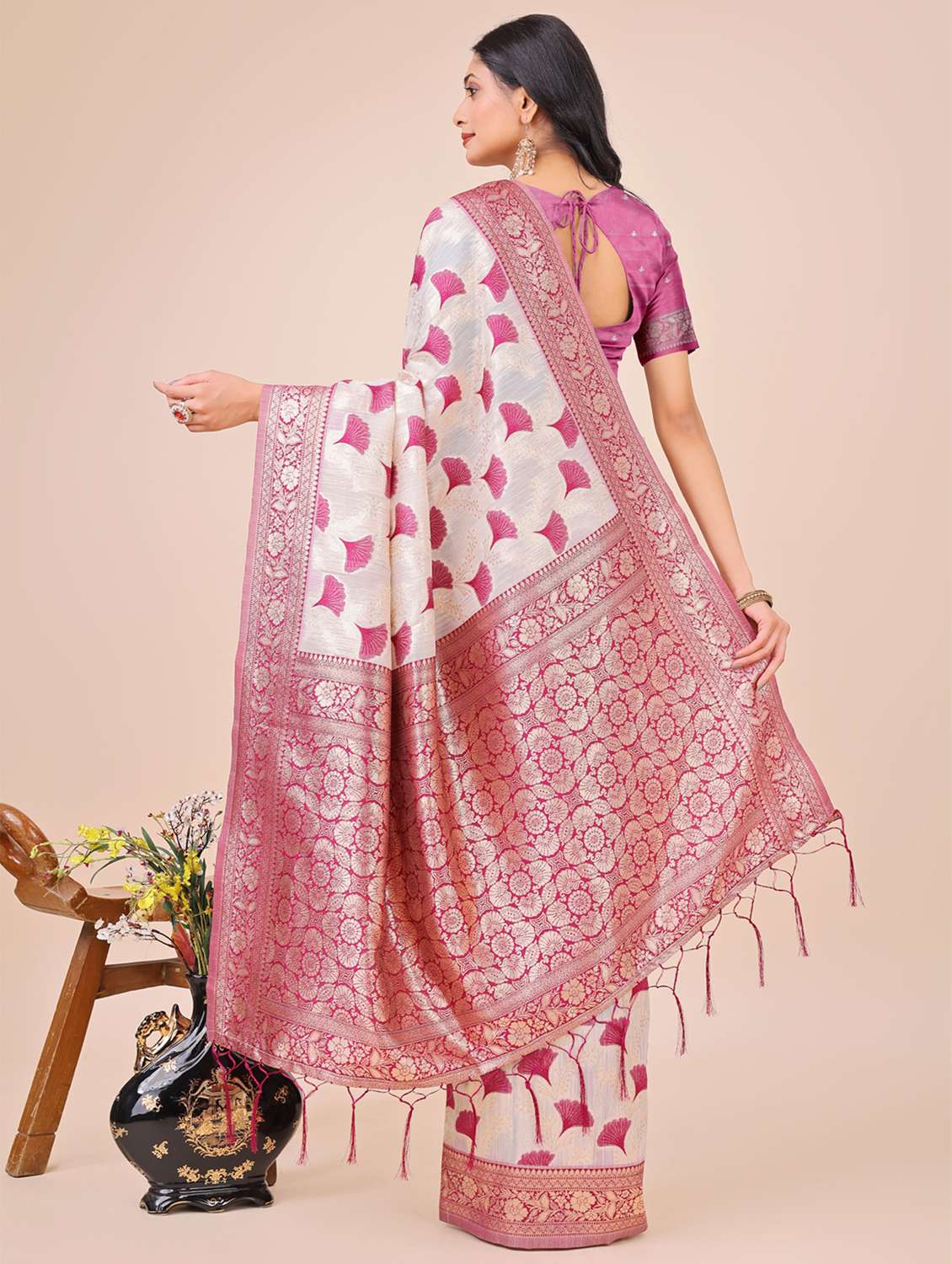 women self design bordered saree with blouse - 21970021 -  Standard Image - 3