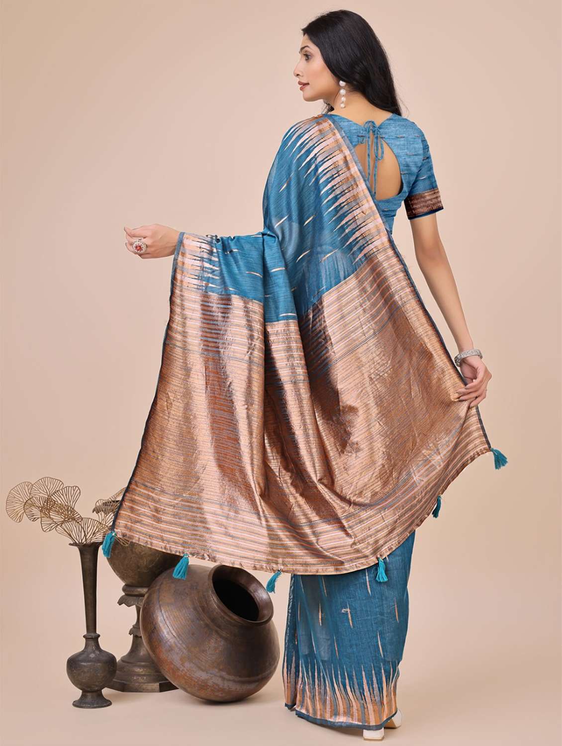women self design bordered saree with blouse - 21970130 -  Standard Image - 3