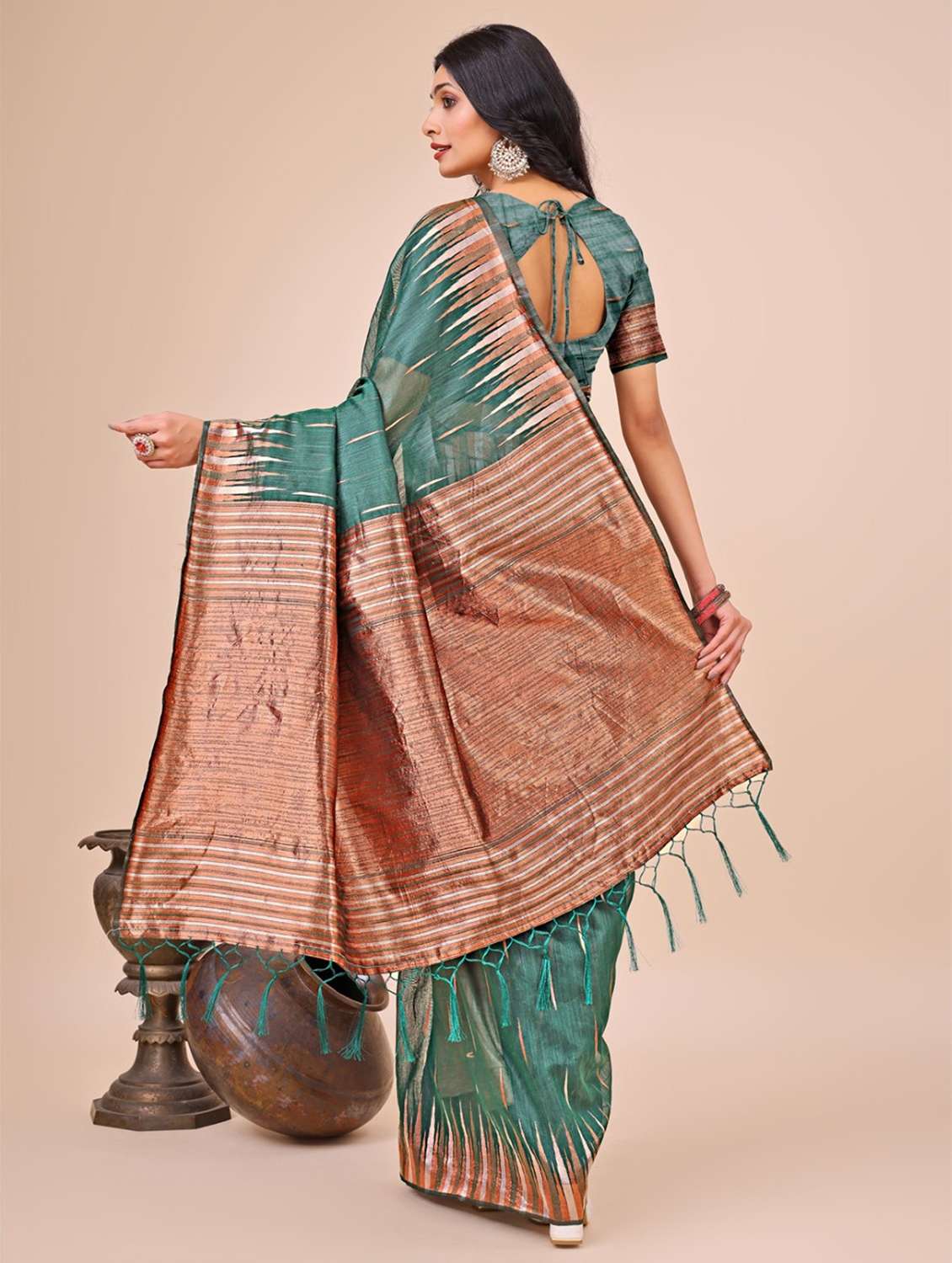 women self design bordered saree with blouse - 21970133 -  Standard Image - 3