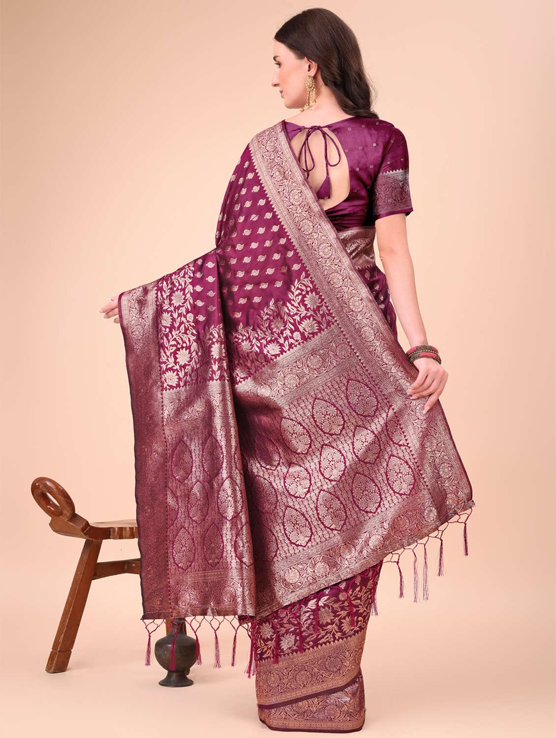women self design banarasi saree with blouse - 21970138 - Standard Image - 3