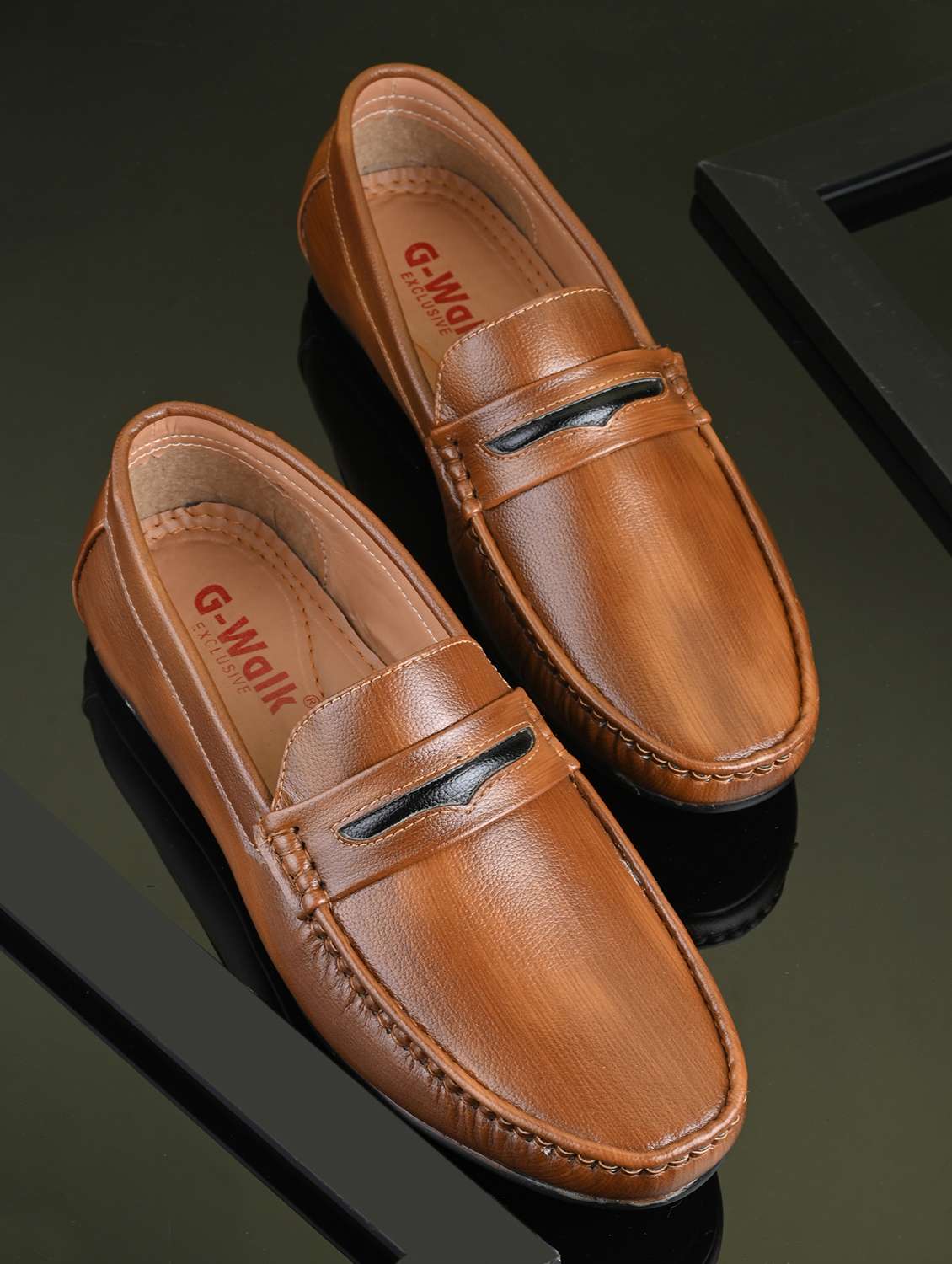 men solid slip on loafer