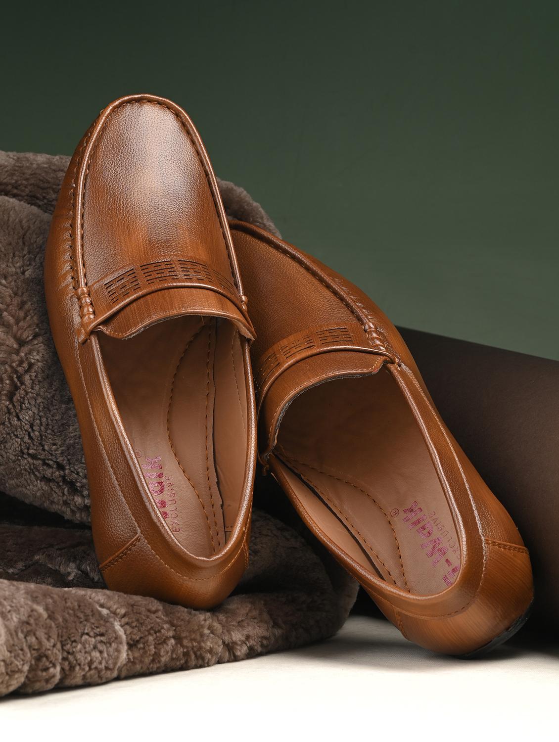 men solid slip on loafer - 21970204 - Zoom Image - 0